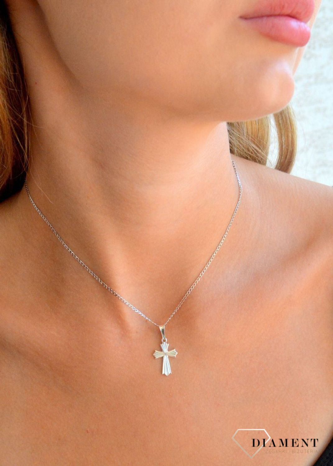 Srebrna zawieszka 925 krzyżyk grawerowany DIA-ZAW-11545R-925. Srebrna zawieszka. Srebrna zawieszka krzyżyk. Srebrny krzyż grawerowany. Krzyżyk srebrny idealny na prezent..jpg