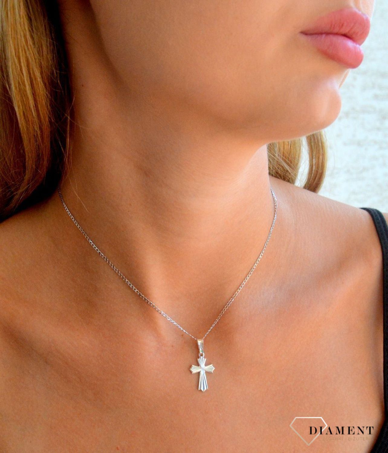 Srebrna zawieszka 925 krzyżyk grawerowany DIA-ZAW-11545R-925. Srebrna zawieszka. Srebrna zawieszka krzyżyk. Srebrny krzyż grawerowany. Krzyżyk srebrny idealny na prezent..jpg