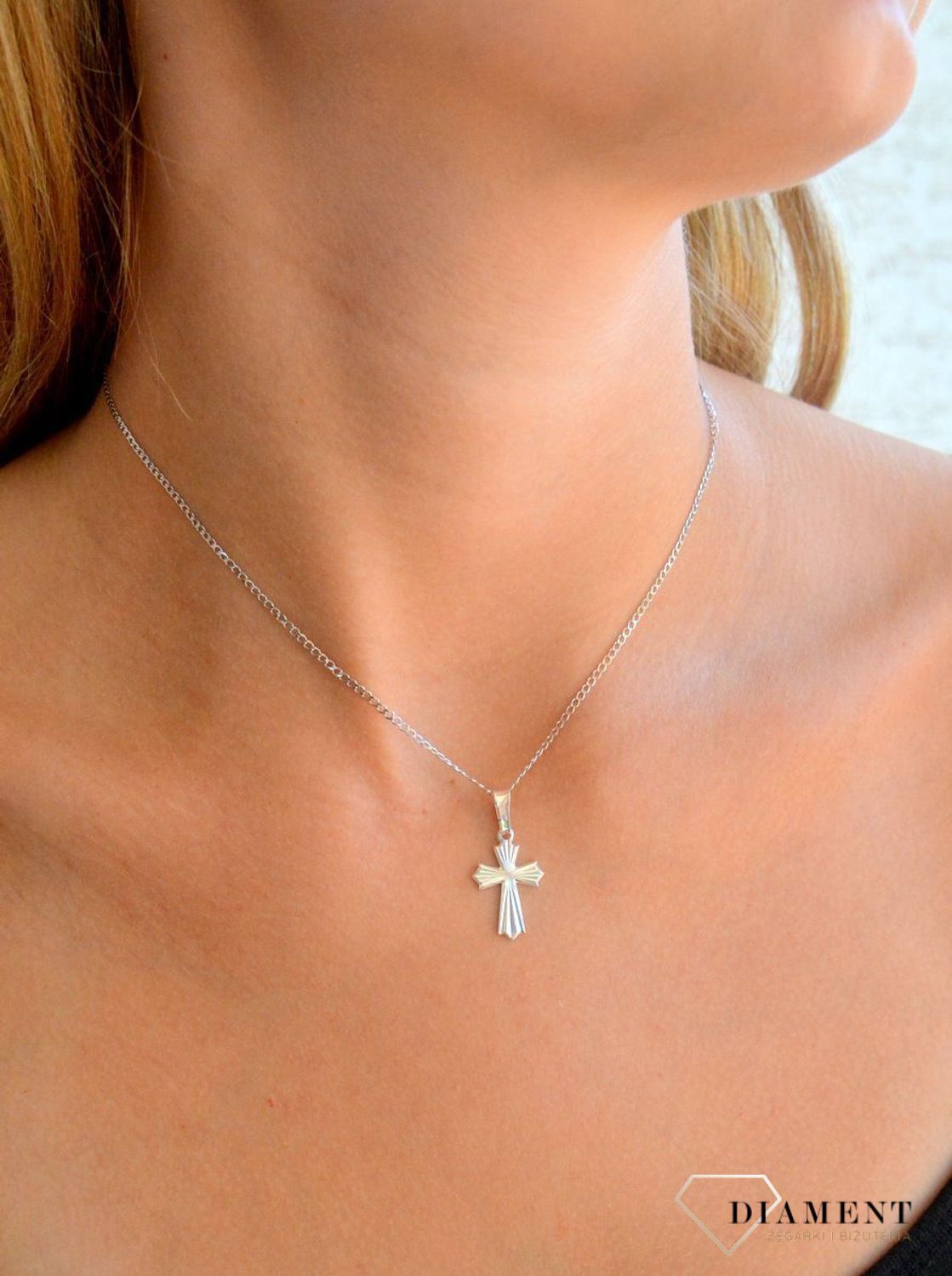 Srebrna zawieszka 925 krzyżyk grawerowany DIA-ZAW-11545R-925. Srebrna zawieszka. Srebrna zawieszka krzyżyk. Srebrny krzyż grawerowany. Krzyżyk srebrny idealny na prezent..jpg