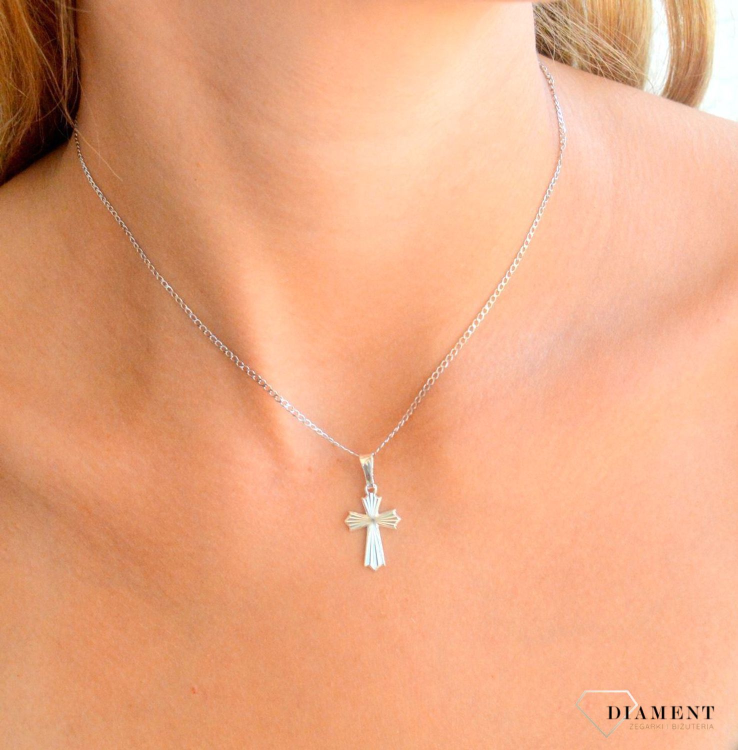 Srebrna zawieszka 925 krzyżyk grawerowany DIA-ZAW-11545R-925. Srebrna zawieszka. Srebrna zawieszka krzyżyk. Srebrny krzyż grawerowany. Krzyżyk srebrny idealny na prezent..jpg