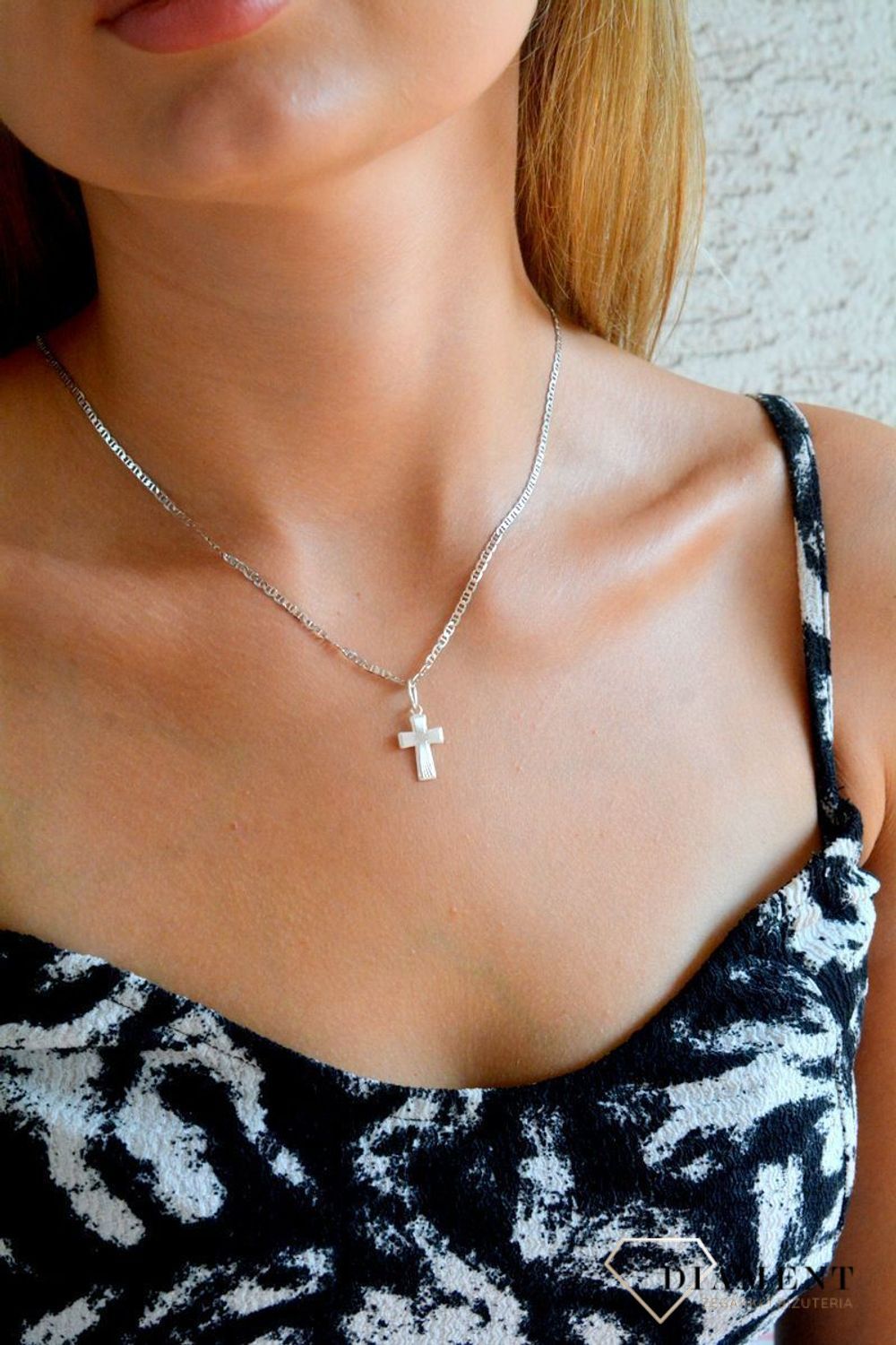 Srebrna zawieszka 925 krzyżyk grawerowany DIA-ZAW-11546-925. Srebrna zawieszka. Srebrna zawieszka krzyżyk. Srebrny krzyż grawerowany. Krzyżyk srebrny idealny na prezent..jpg