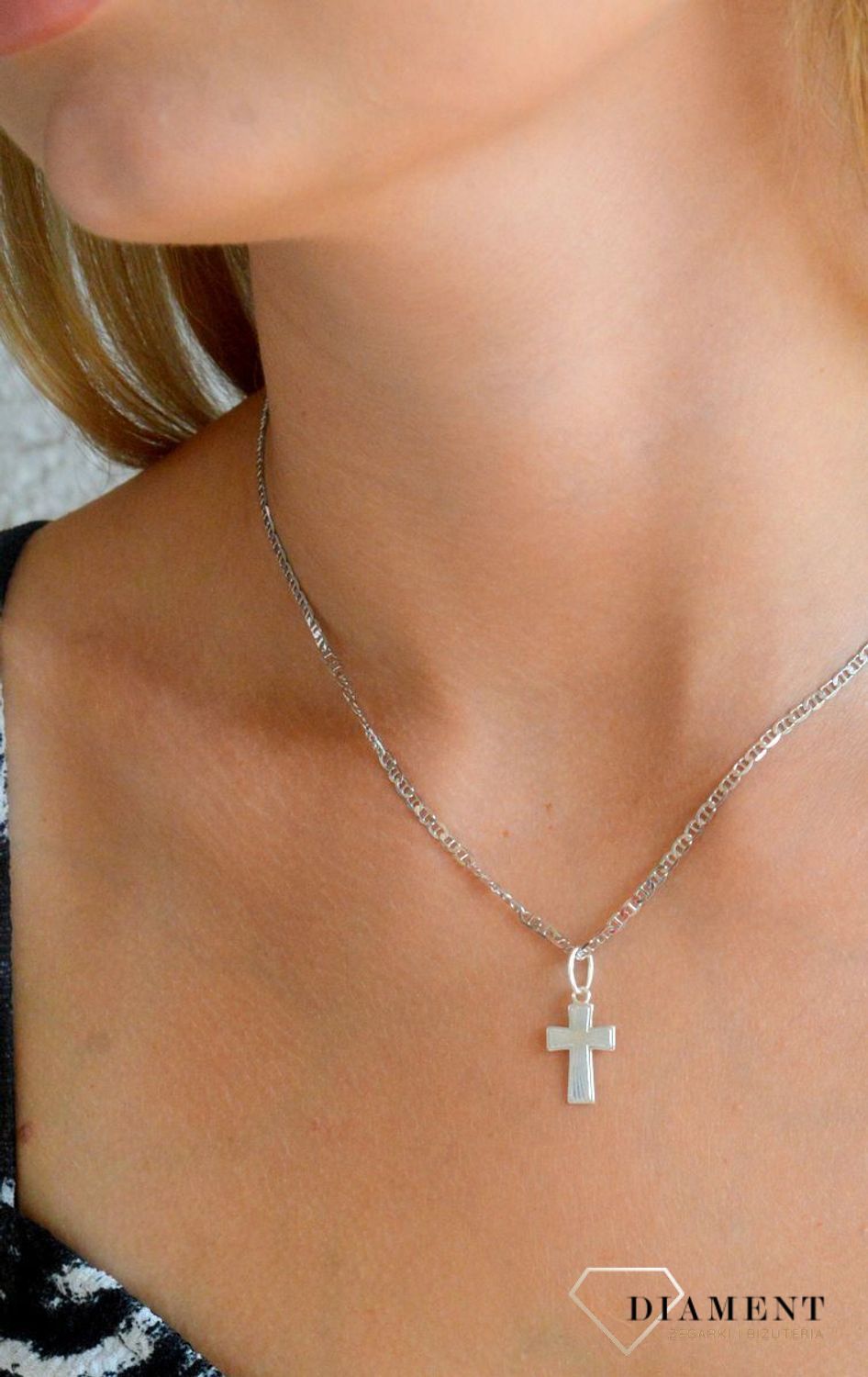 Srebrna zawieszka 925 krzyżyk grawerowany DIA-ZAW-11546-925. Srebrna zawieszka. Srebrna zawieszka krzyżyk. Srebrny krzyż grawerowany. Krzyżyk srebrny idealny na prezent..jpg