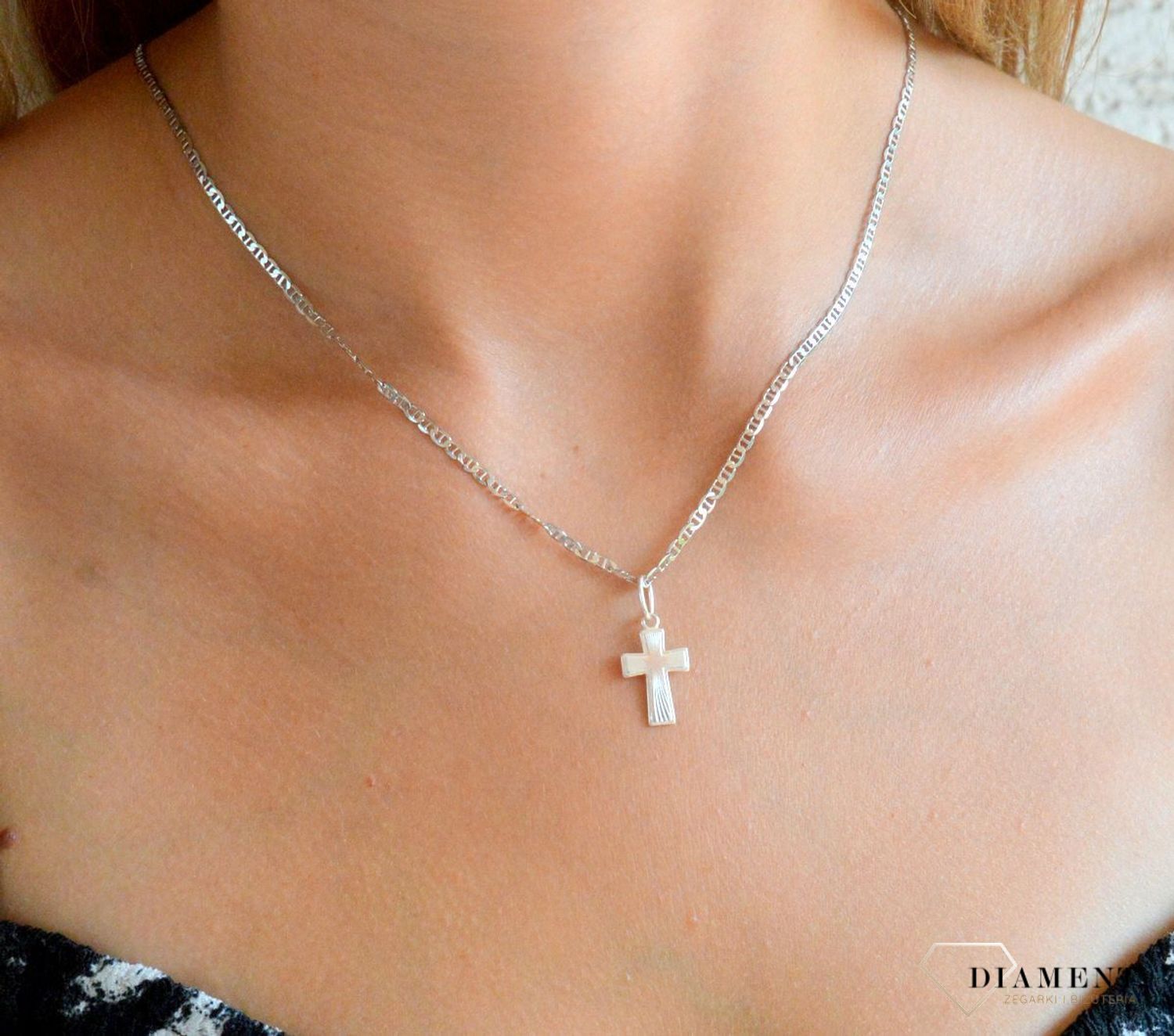 Srebrna zawieszka 925 krzyżyk grawerowany DIA-ZAW-11546-925. Srebrna zawieszka. Srebrna zawieszka krzyżyk. Srebrny krzyż grawerowany. Krzyżyk srebrny idealny na prezent..jpg