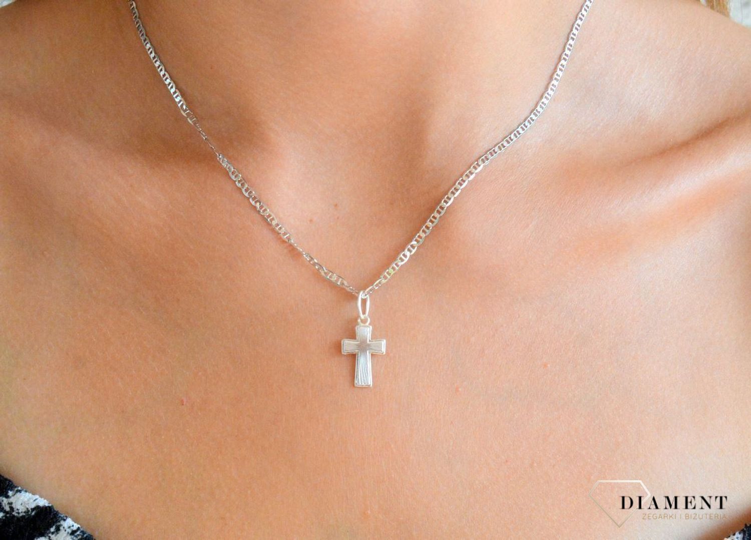 Srebrna zawieszka 925 krzyżyk grawerowany DIA-ZAW-11546-925. Srebrna zawieszka. Srebrna zawieszka krzyżyk. Srebrny krzyż grawerowany. Krzyżyk srebrny idealny na prezent..jpg