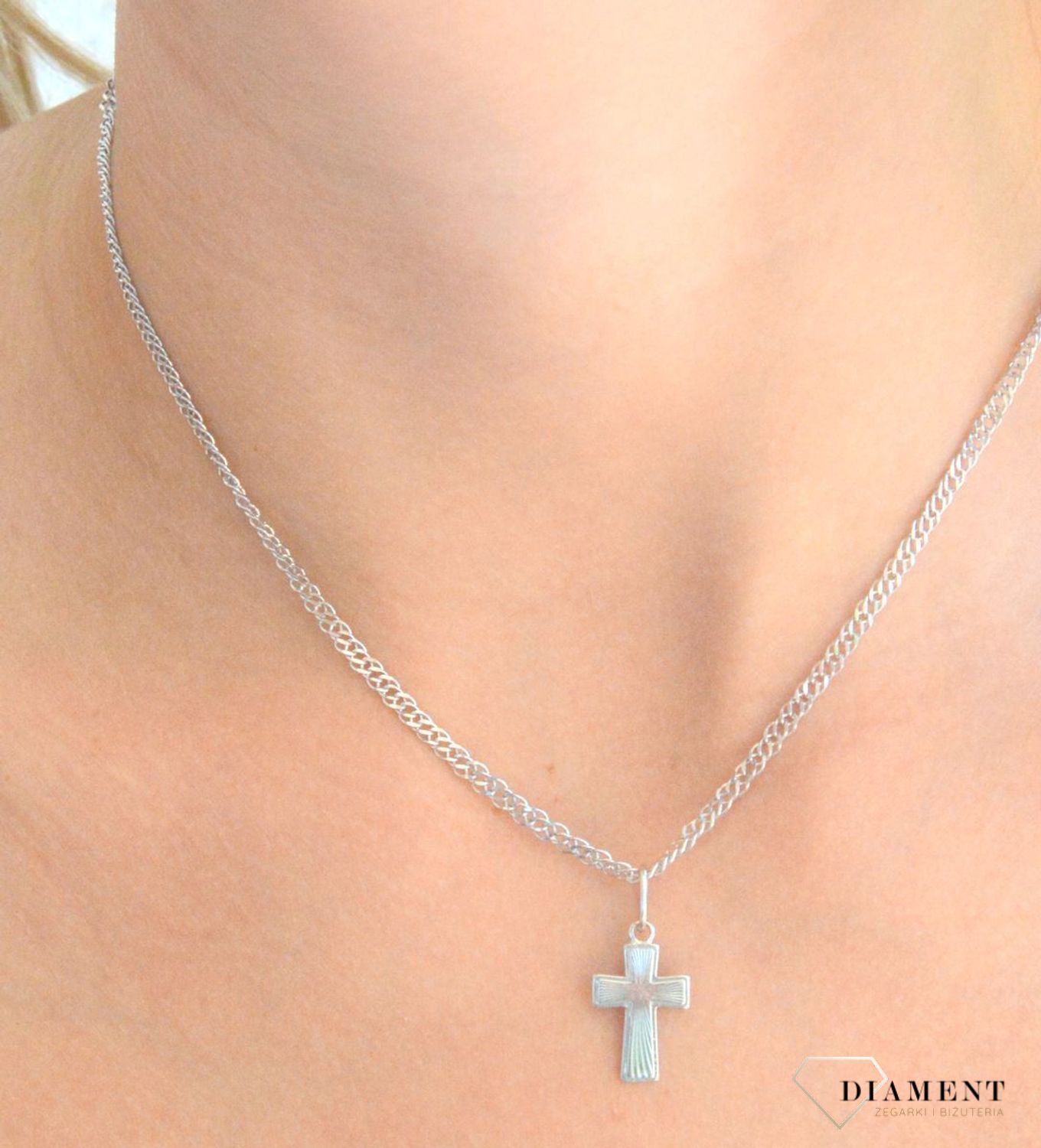 Srebrna zawieszka 925 krzyżyk grawerowany DIA-ZAW-11546R-925. Srebrna zawieszka. Srebrna zawieszka krzyżyk. Srebrny krzyż grawerowany. Krzyżyk srebrny idealny na prezent..jpg