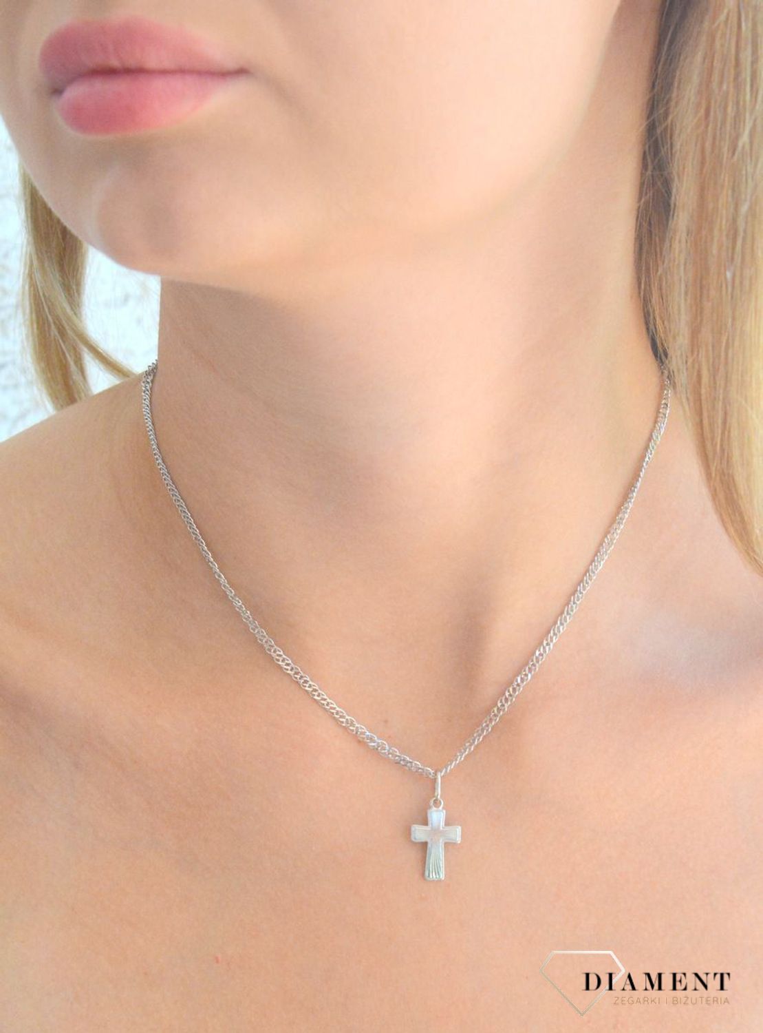 Srebrna zawieszka 925 krzyżyk grawerowany DIA-ZAW-11546R-925. Srebrna zawieszka. Srebrna zawieszka krzyżyk. Srebrny krzyż grawerowany. Krzyżyk srebrny idealny na prezent..jpg