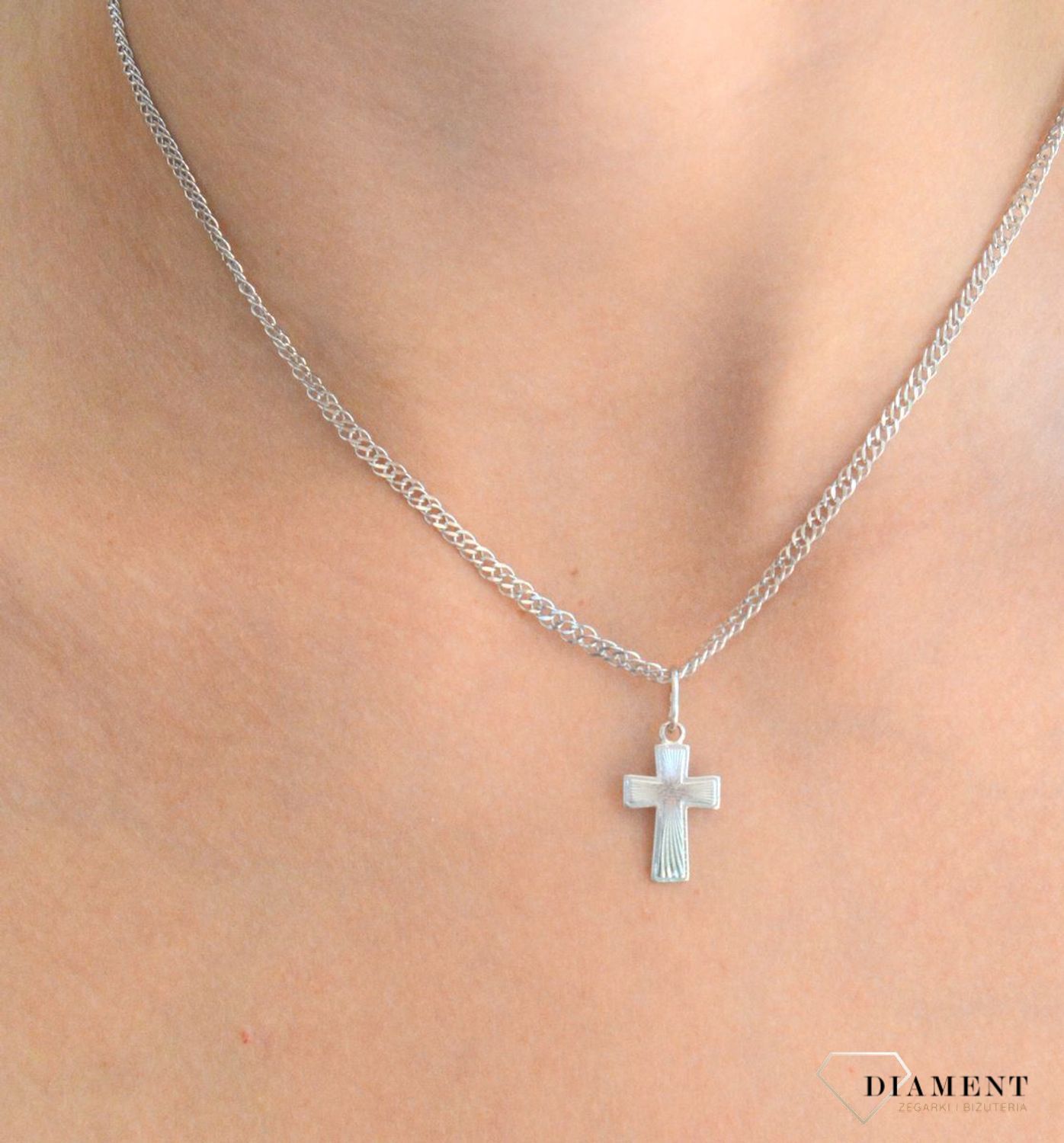 Srebrna zawieszka 925 krzyżyk grawerowany DIA-ZAW-11546R-925. Srebrna zawieszka. Srebrna zawieszka krzyżyk. Srebrny krzyż grawerowany. Krzyżyk srebrny idealny na prezent..jpg