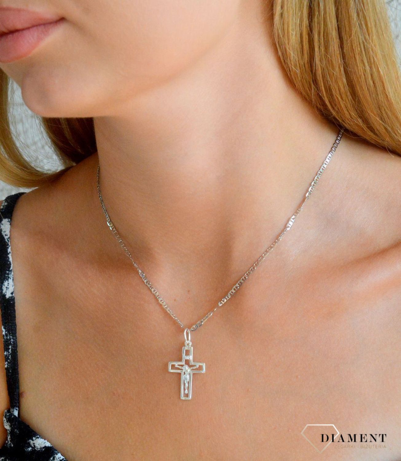 Srebrna zawieszka krzyż z wizerunkiem Jezusa Chrystusa DIA-ZAW-11547-925.  Srebrna zawieszka. Srebrna zawieszka krzyżyk. Srebrny krzyż z Jezusem. Krzyżyk srebrny idealny na prezent..jpg