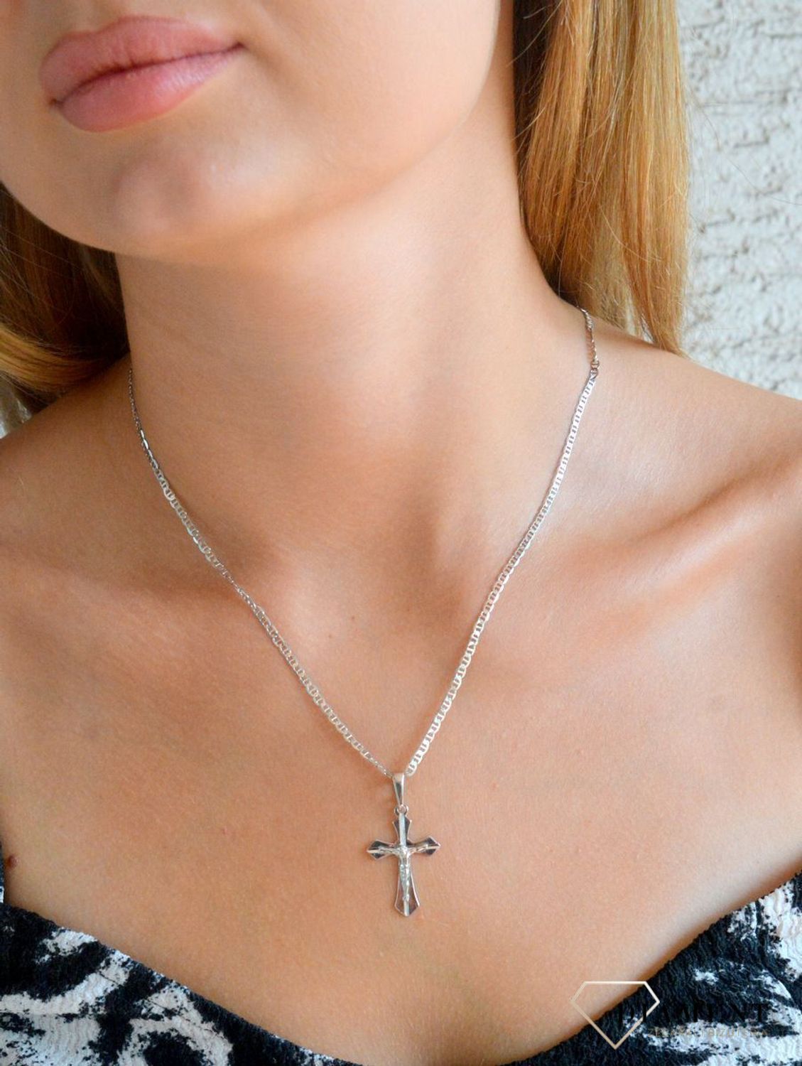 Srebrna zawieszka krzyż z wizerunkiem Jezusa Chrystusa DIA-ZAW-11547-925.  Srebrna zawieszka. Srebrna zawieszka krzyżyk. Srebrny krzyż z Jezusem. Krzyżyk srebrny idealny na prezent..jpg