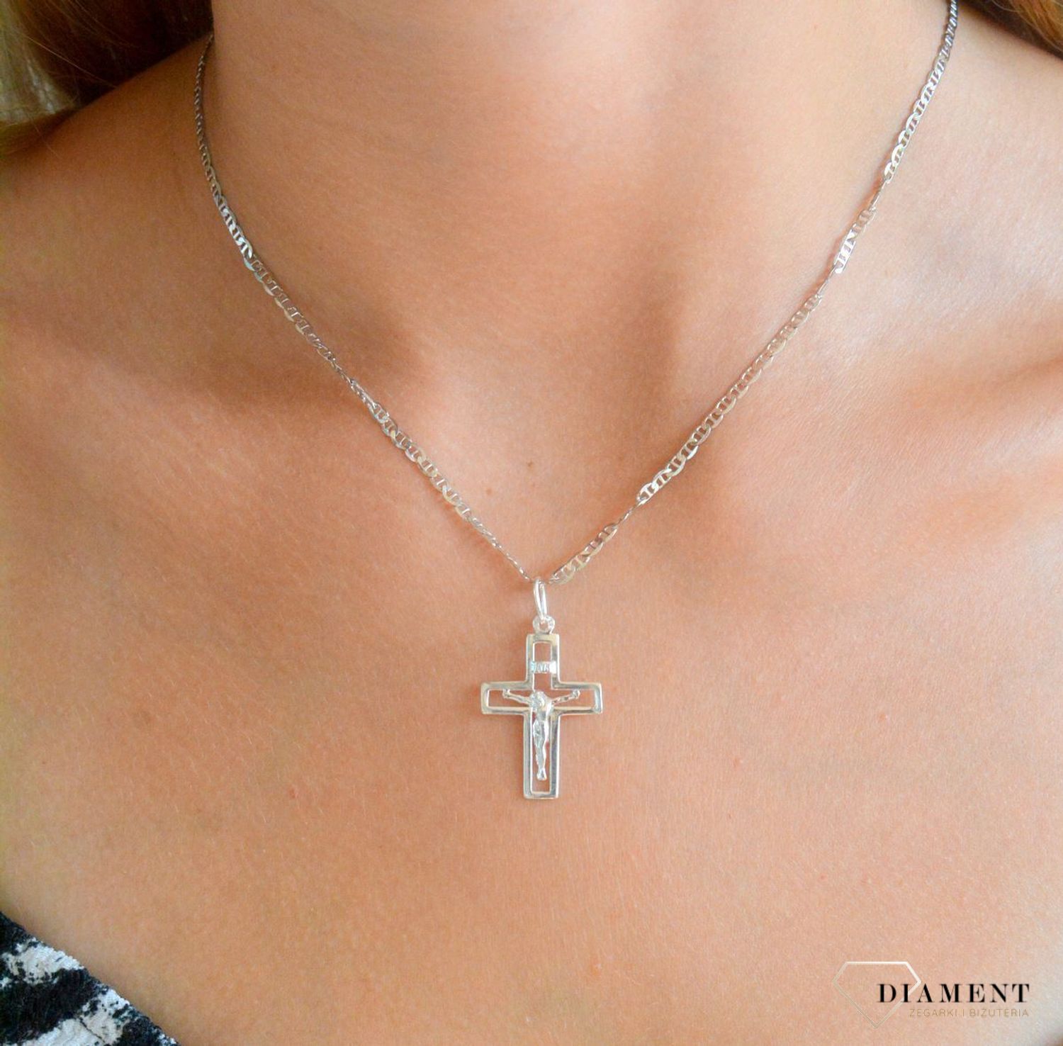 Srebrna zawieszka krzyż z wizerunkiem Jezusa Chrystusa DIA-ZAW-11547-925.  Srebrna zawieszka. Srebrna zawieszka krzyżyk. Srebrny krzyż z Jezusem. Krzyżyk srebrny idealny na prezent..jpg
