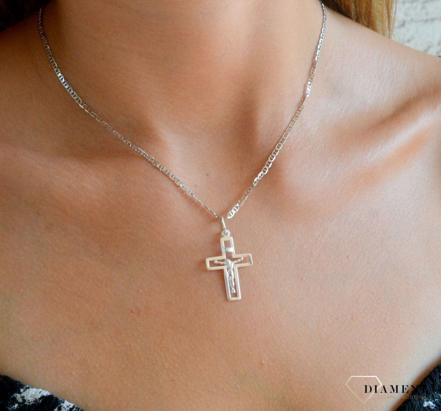 Srebrna zawieszka krzyż z wizerunkiem Jezusa Chrystusa DIA-ZAW-11547-925.  Srebrna zawieszka. Srebrna zawieszka krzyżyk. Srebrny krzyż z Jezusem. Krzyżyk srebrny idealny na prezent..jpg