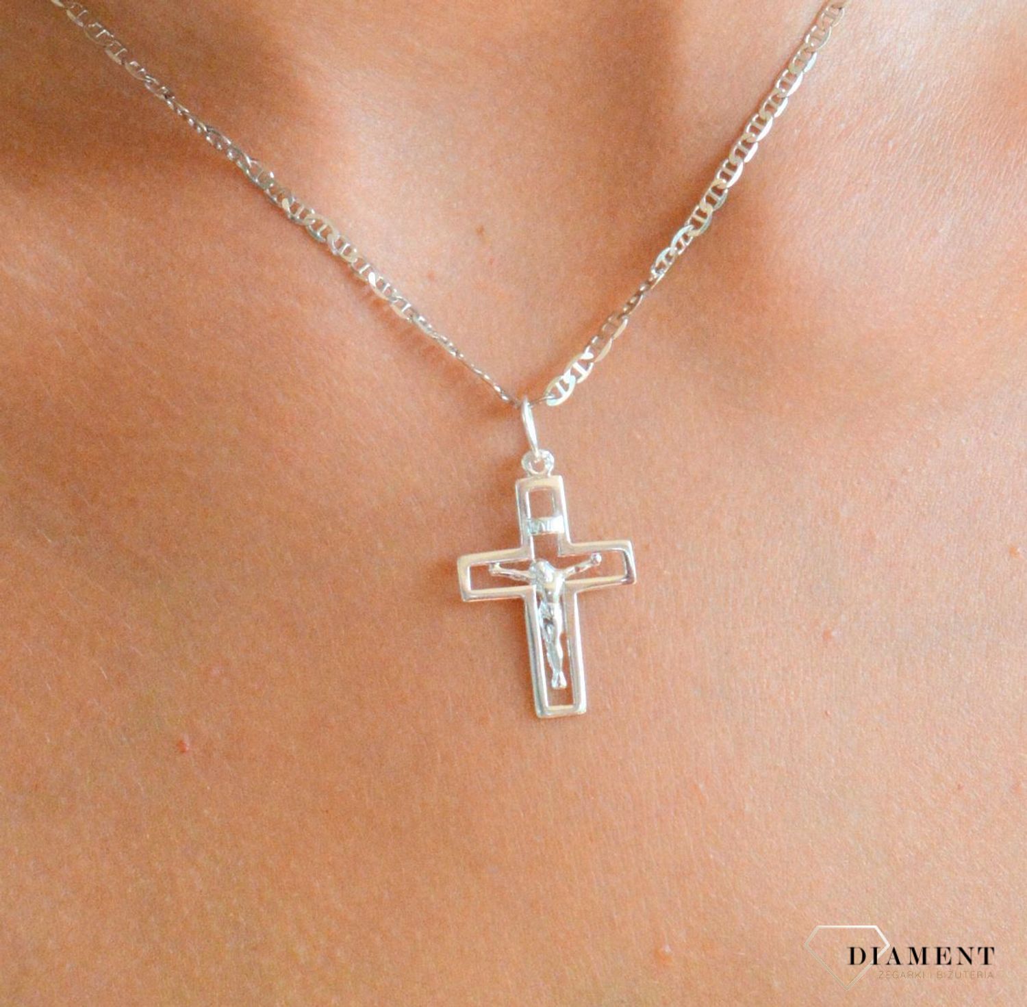Srebrna zawieszka krzyż z wizerunkiem Jezusa Chrystusa DIA-ZAW-11547-925.  Srebrna zawieszka. Srebrna zawieszka krzyżyk. Srebrny krzyż z Jezusem. Krzyżyk srebrny idealny na prezent..jpg