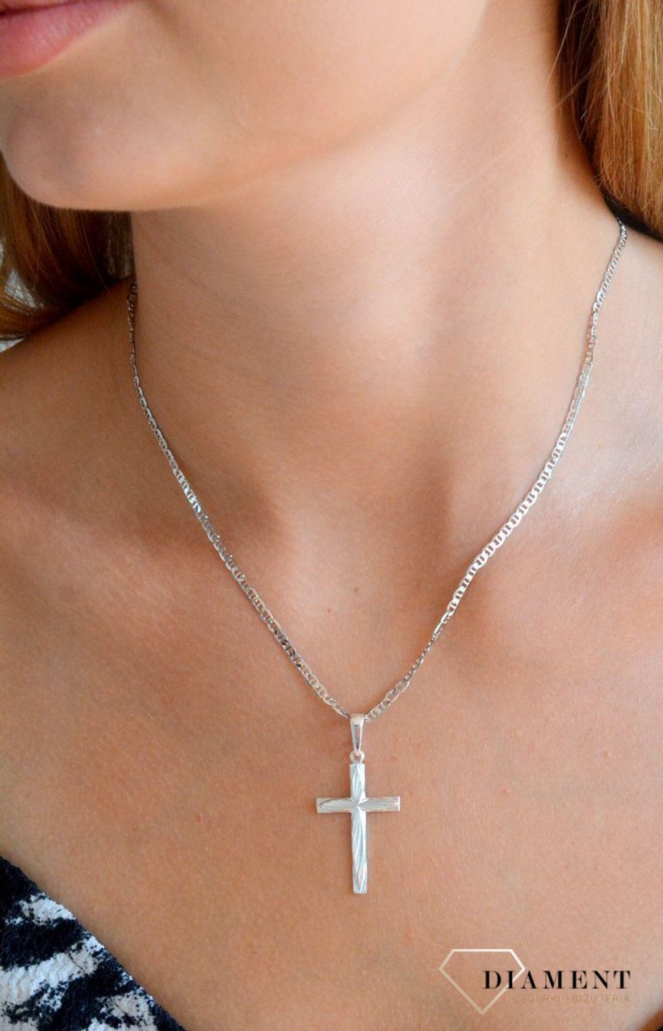 Srebrna zawieszka 925 krzyżyk grawerowany DIA-ZAW-11548-925.  Srebrna zawieszka. Srebrna zawieszka krzyżyk. Srebrny krzyż grawerowany. Krzyżyk srebrny idealny na prezent..jpg