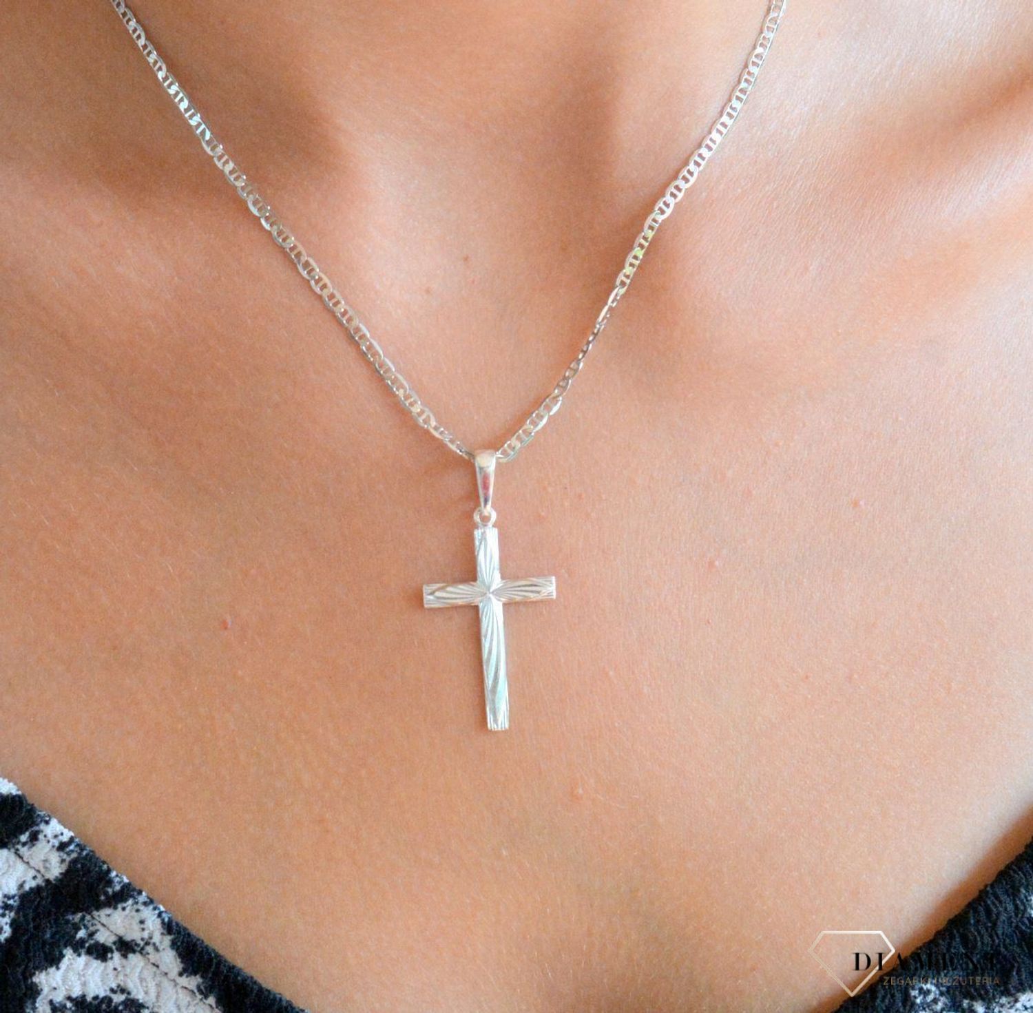 Srebrna zawieszka 925 krzyżyk grawerowany DIA-ZAW-11548-925.  Srebrna zawieszka. Srebrna zawieszka krzyżyk. Srebrny krzyż grawerowany. Krzyżyk srebrny idealny na prezent..jpg