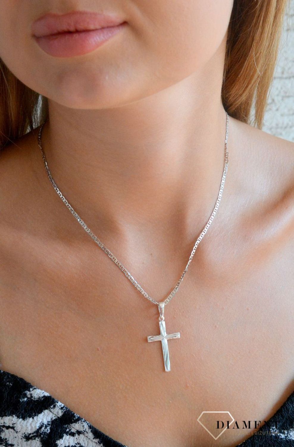 Srebrna zawieszka 925 krzyżyk grawerowany DIA-ZAW-11548-925.  Srebrna zawieszka. Srebrna zawieszka krzyżyk. Srebrny krzyż grawerowany. Krzyżyk srebrny idealny na prezent..jpg