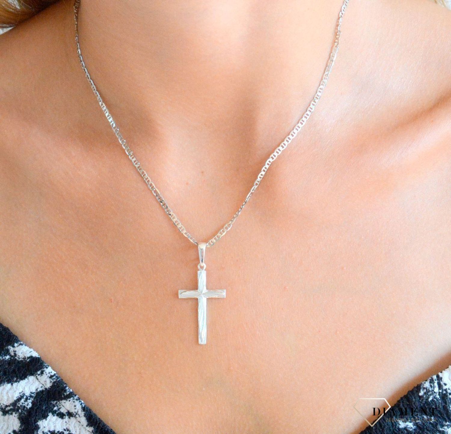 Srebrna zawieszka 925 krzyżyk grawerowany DIA-ZAW-11548-925.  Srebrna zawieszka. Srebrna zawieszka krzyżyk. Srebrny krzyż grawerowany. Krzyżyk srebrny idealny na prezent..jpg