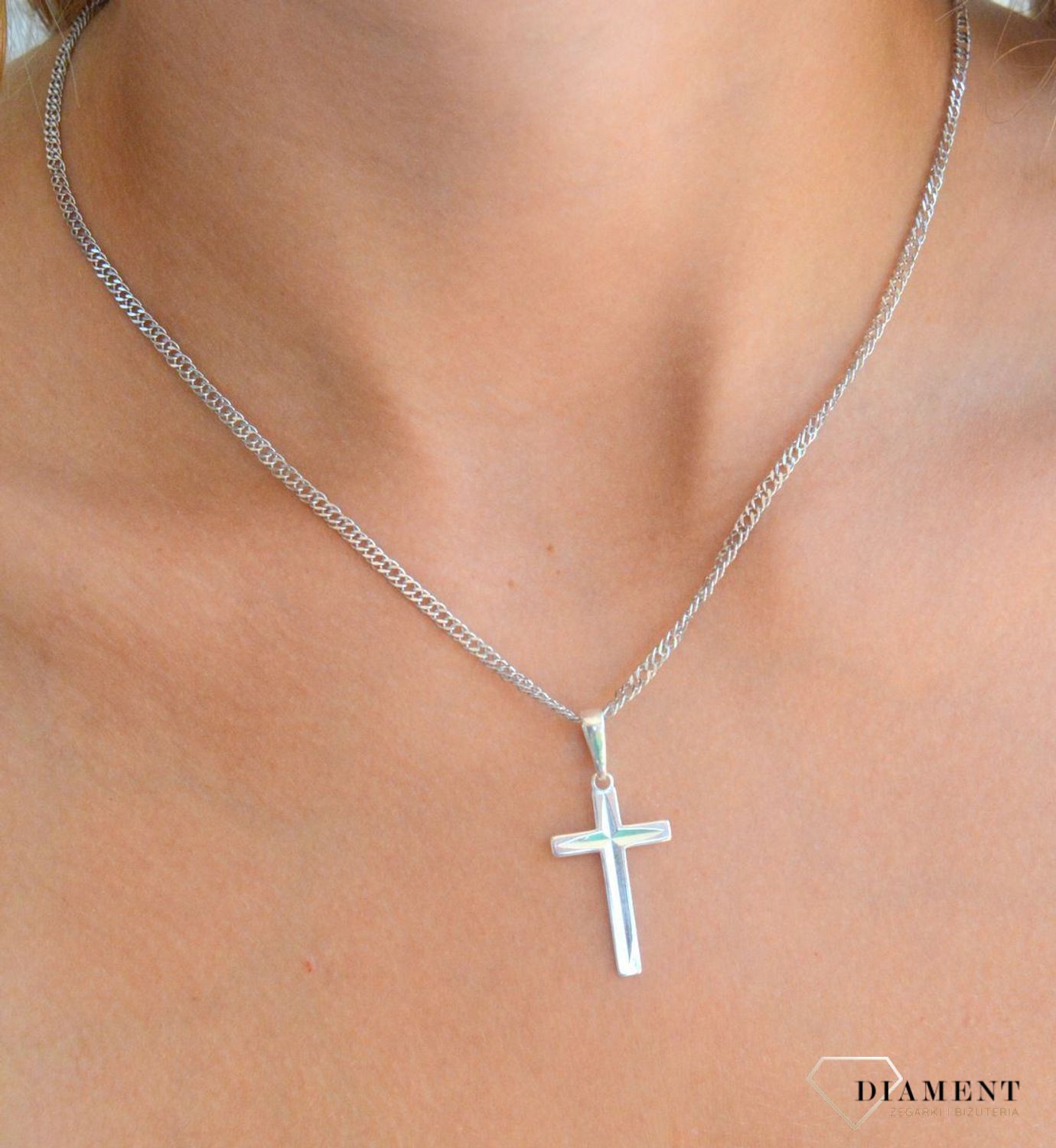 Srebrny krzyżyk 925 grawerowany 2,7 cm DIA-ZAW-11549-925. Srebrna zawieszka krzyżyk. Srebrny krzyżyk damski lub męski. Krzyżyk srebrny na prezent..jpg