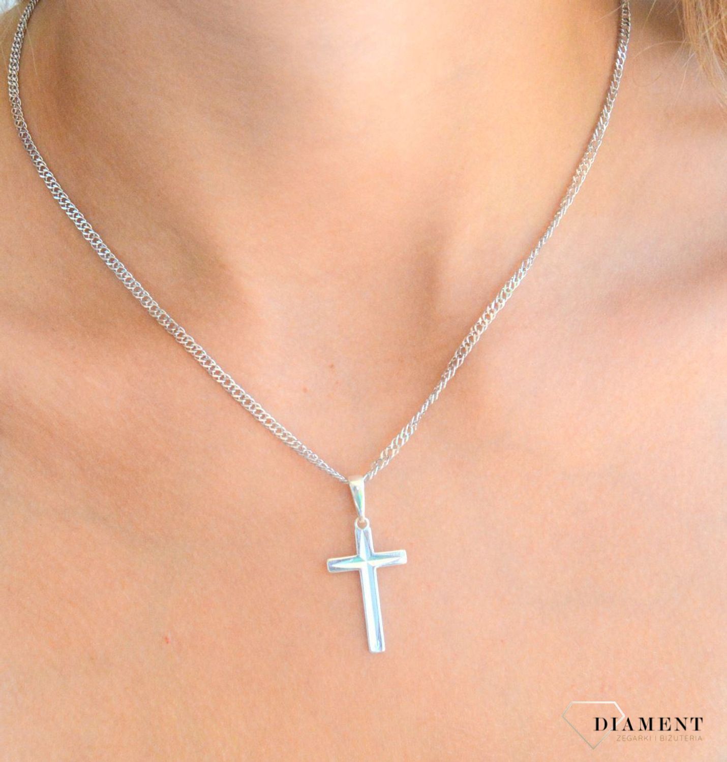 Srebrny krzyżyk 925 grawerowany 2,7 cm DIA-ZAW-11549-925. Srebrna zawieszka krzyżyk. Srebrny krzyżyk damski lub męski. Krzyżyk srebrny na prezent..jpg