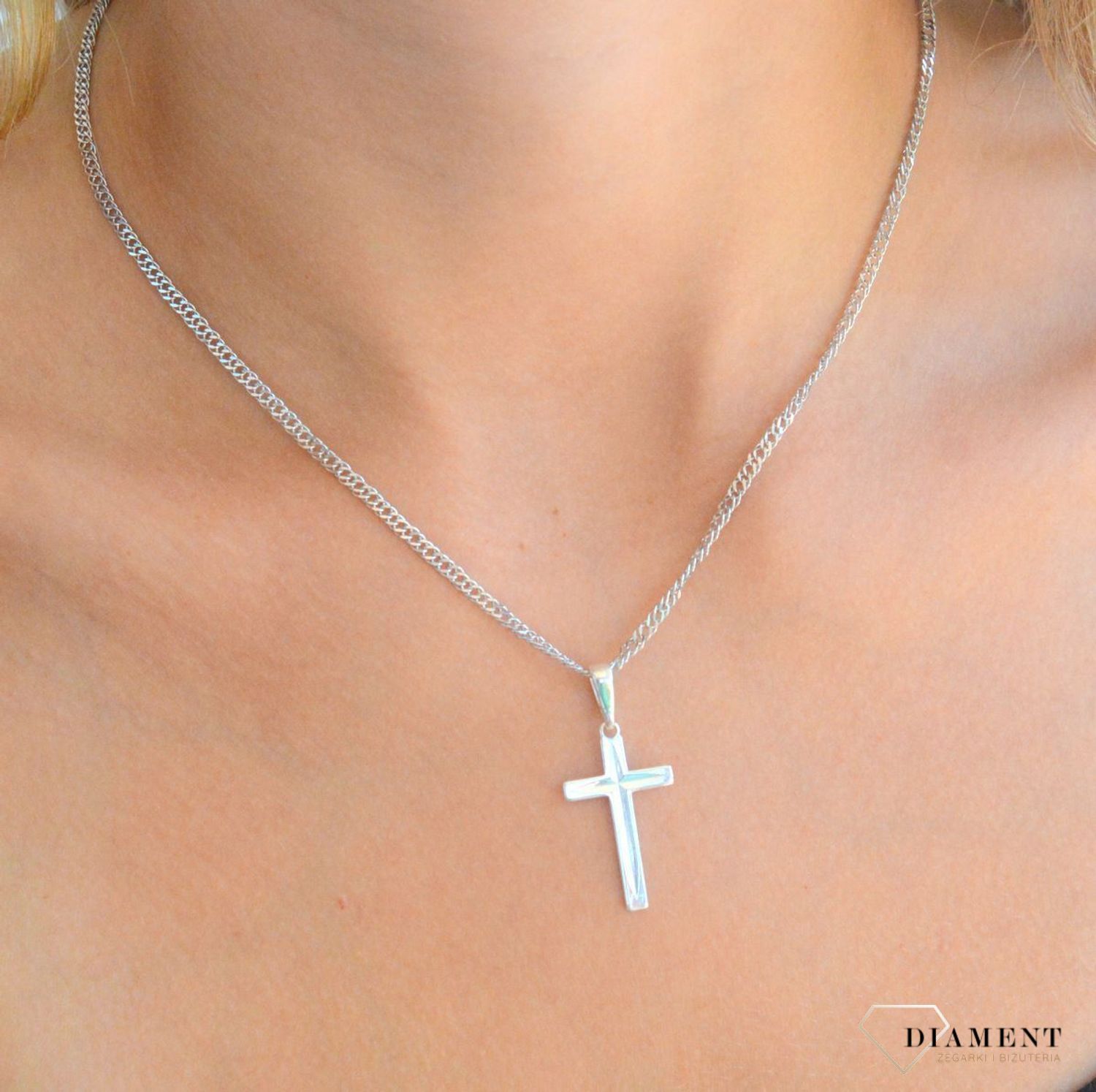 Srebrny krzyżyk 925 grawerowany 2,7 cm DIA-ZAW-11549-925. Srebrna zawieszka krzyżyk. Srebrny krzyżyk damski lub męski. Krzyżyk srebrny na prezent..jpg