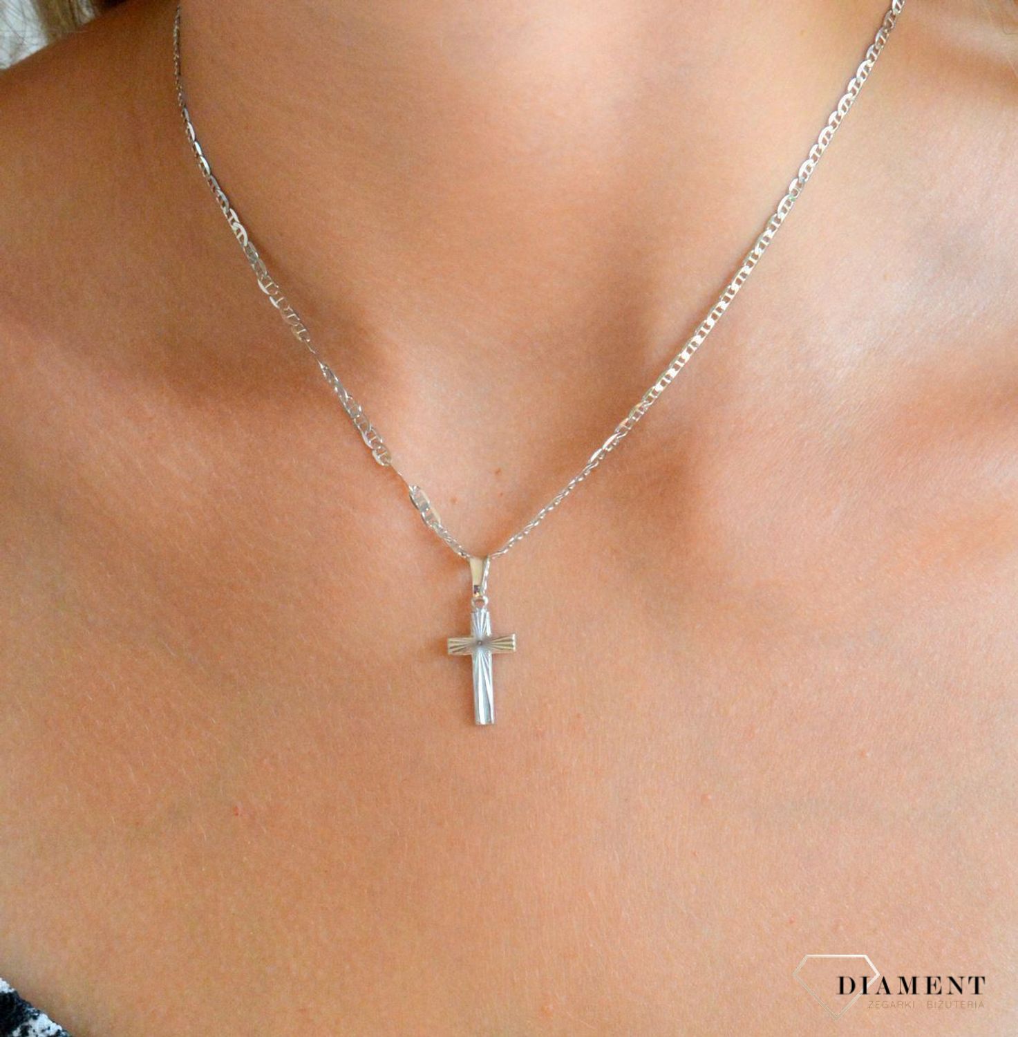 Srebrna zawieszka 925 krzyżyk grawerowany DIA-ZAW-11551-925. Srebrna zawieszka. Srebrna zawieszka krzyżyk. Srebrny krzyż grawerowany. Krzyżyk srebrny idealny na prezent..jpg