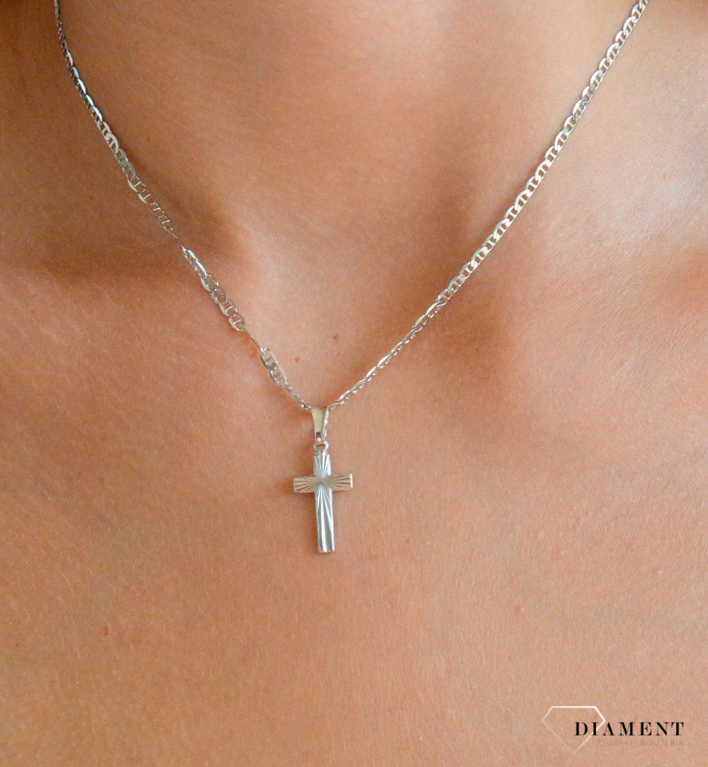 Srebrna zawieszka 925 krzyżyk grawerowany DIA-ZAW-11551-925. Srebrna zawieszka. Srebrna zawieszka krzyżyk. Srebrny krzyż grawerowany. Krzyżyk srebrny idealny na prezent..jpg