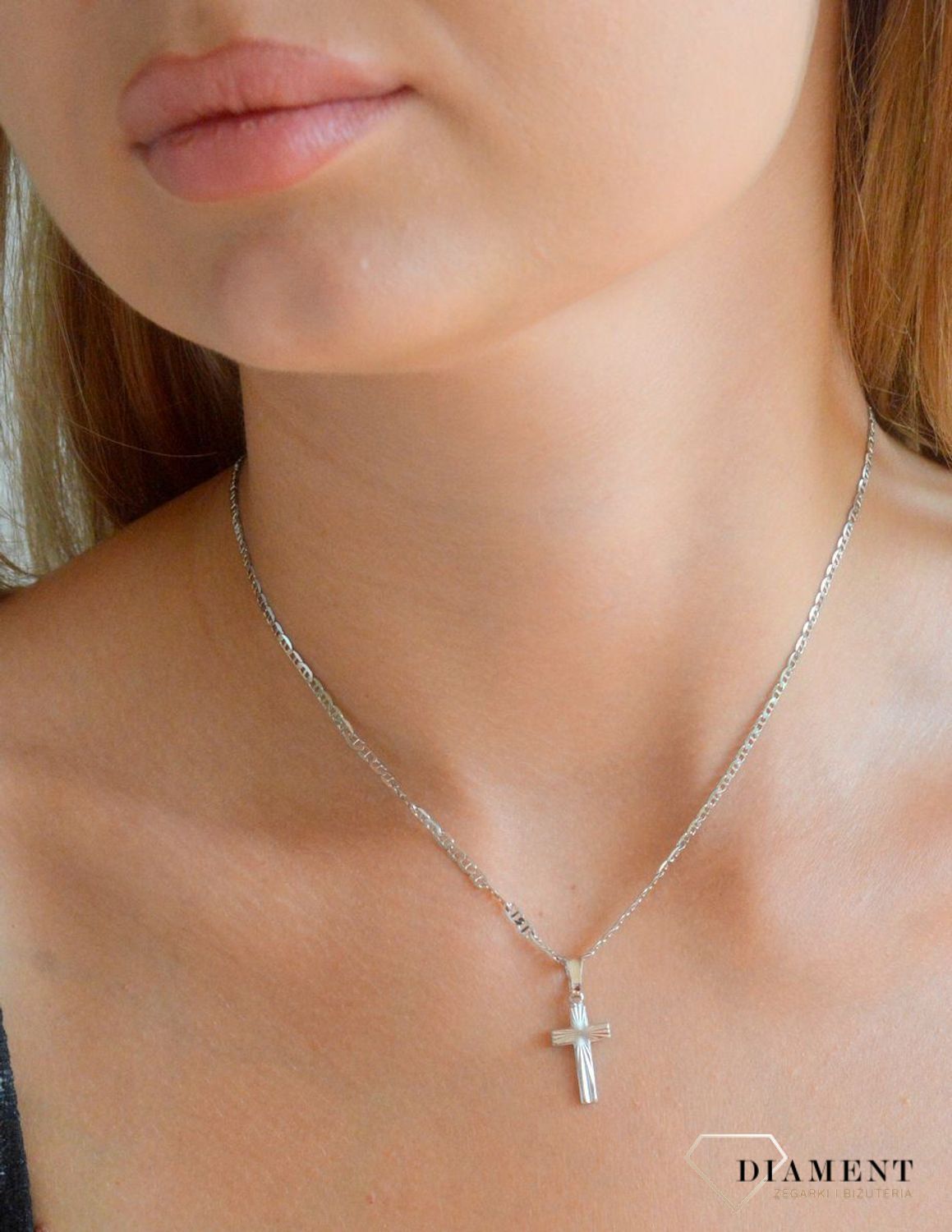 Srebrna zawieszka 925 krzyżyk grawerowany DIA-ZAW-11551-925. Srebrna zawieszka. Srebrna zawieszka krzyżyk. Srebrny krzyż grawerowany. Krzyżyk srebrny idealny na prezent..jpg