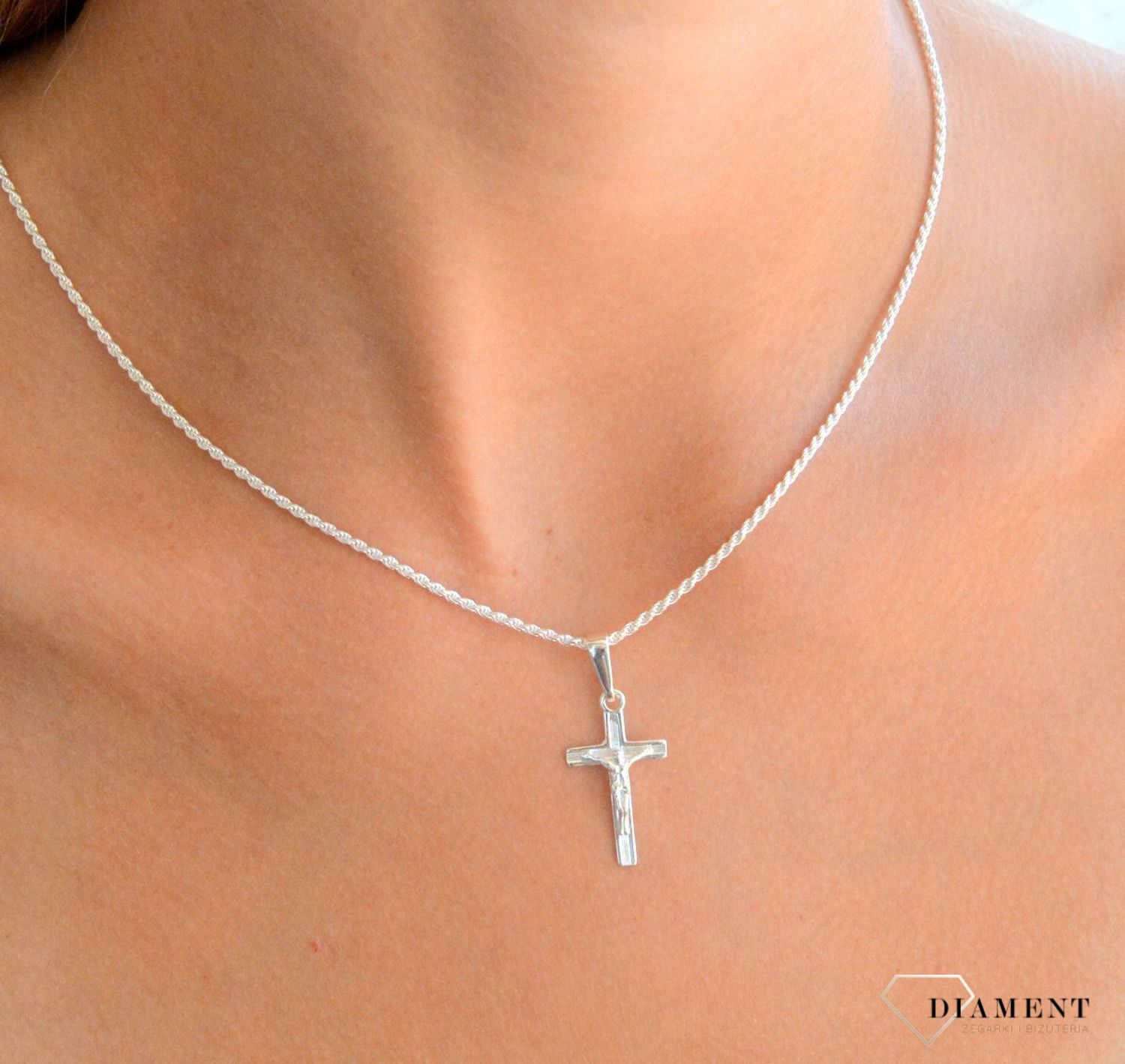 Srebrna zawieszka krzyżyk z wizerunkiem Jezusa DIA-ZAW-11552-925. Srebrna zawieszka. Zawieszka srebrna z krzyżykiem. Krzyż z wizerunkiem Jezusa. Srebrny krzyżyk na prezent..jpg