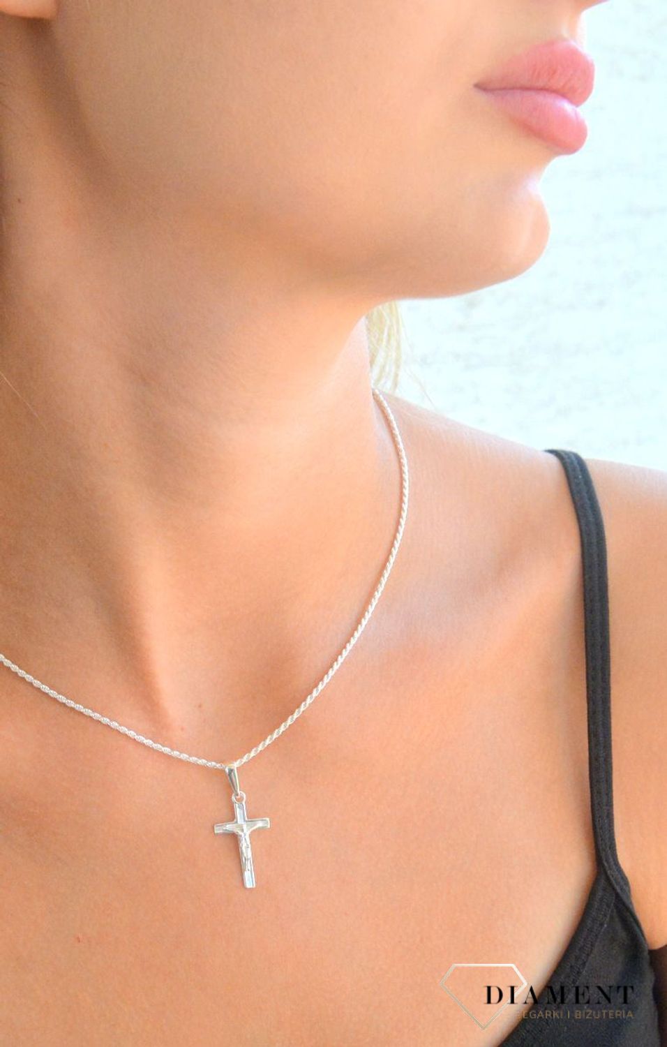 Srebrna zawieszka krzyżyk z wizerunkiem Jezusa DIA-ZAW-11552-925. Srebrna zawieszka. Zawieszka srebrna z krzyżykiem. Krzyż z wizerunkiem Jezusa. Srebrny krzyżyk na prezent..jpg