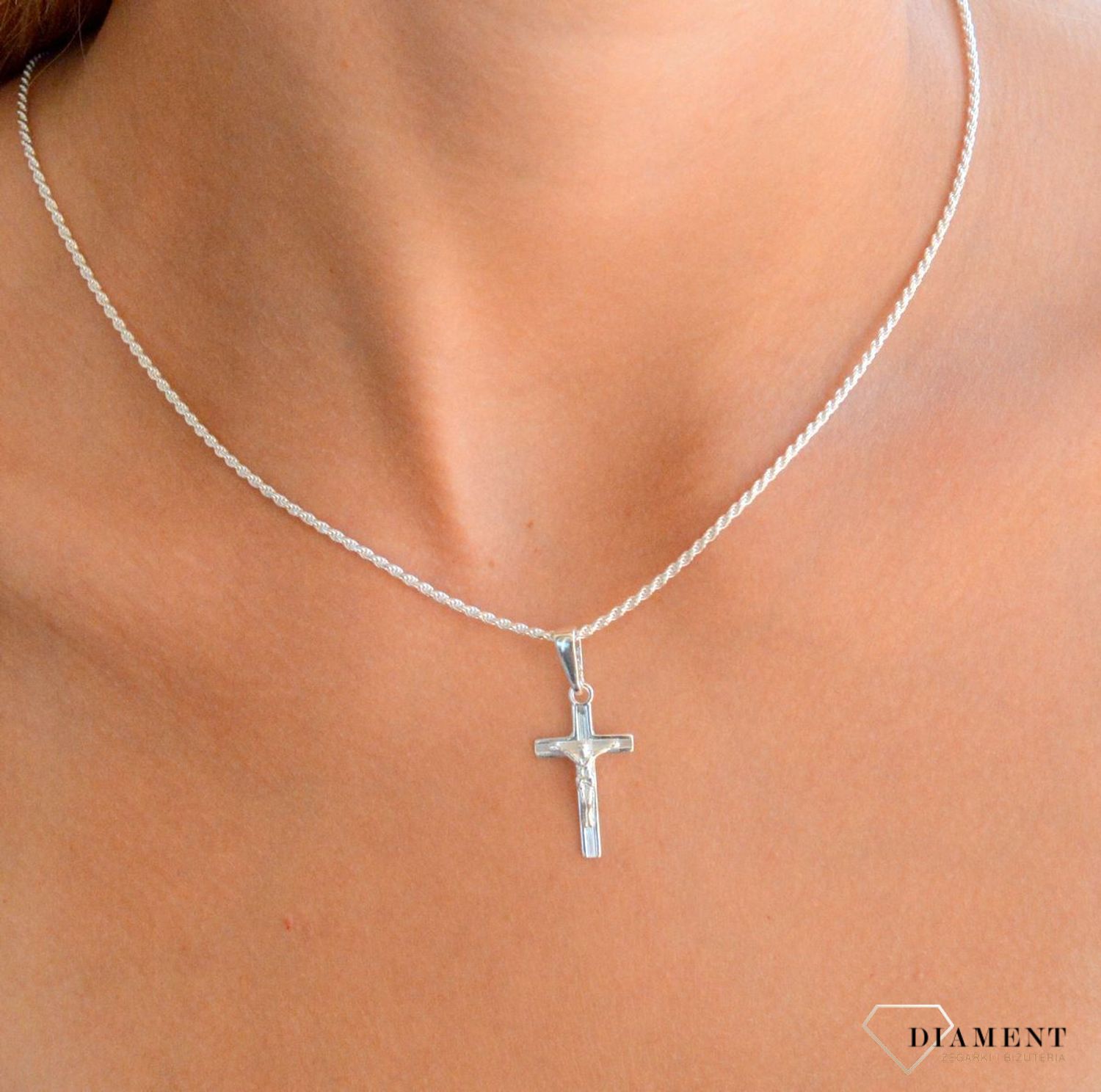Srebrna zawieszka krzyżyk z wizerunkiem Jezusa DIA-ZAW-11552-925. Srebrna zawieszka. Zawieszka srebrna z krzyżykiem. Krzyż z wizerunkiem Jezusa. Srebrny krzyżyk na prezent..jpg