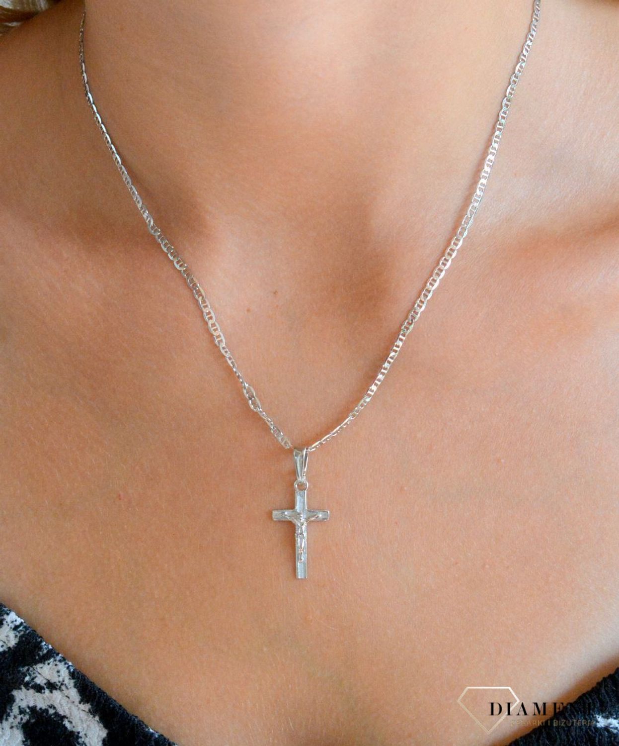 Srebrna zawieszka krzyż z wizerunkiem Jezusa Chrystusa DIA-ZAW-11552R-925.jpg
