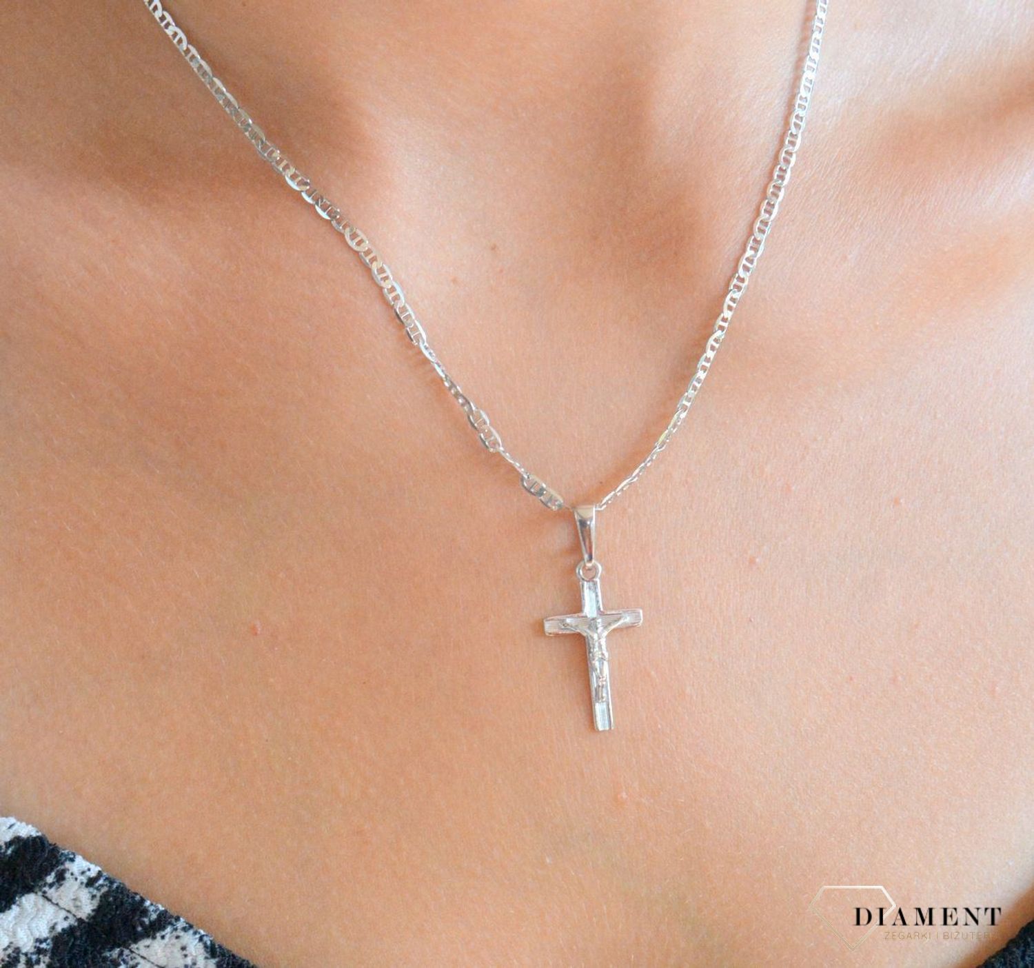 Srebrna zawieszka krzyż z wizerunkiem Jezusa Chrystusa DIA-ZAW-11552R-925.jpg