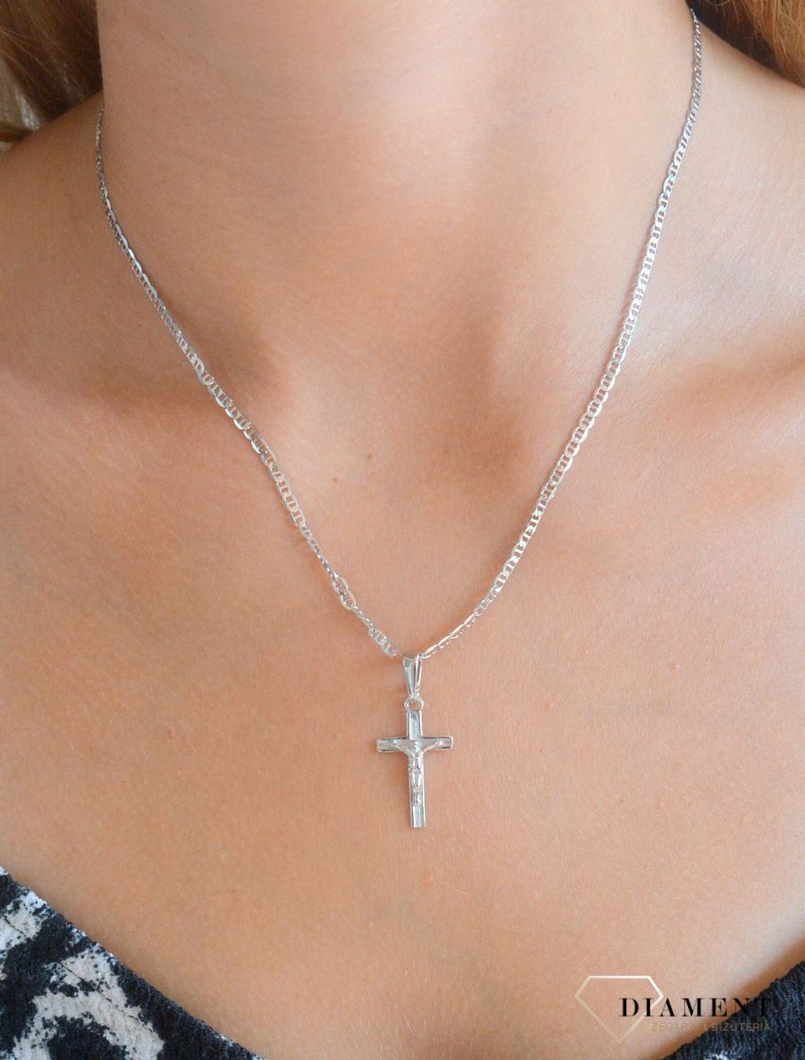 Srebrna zawieszka krzyż z wizerunkiem Jezusa Chrystusa DIA-ZAW-11552R-925.jpg