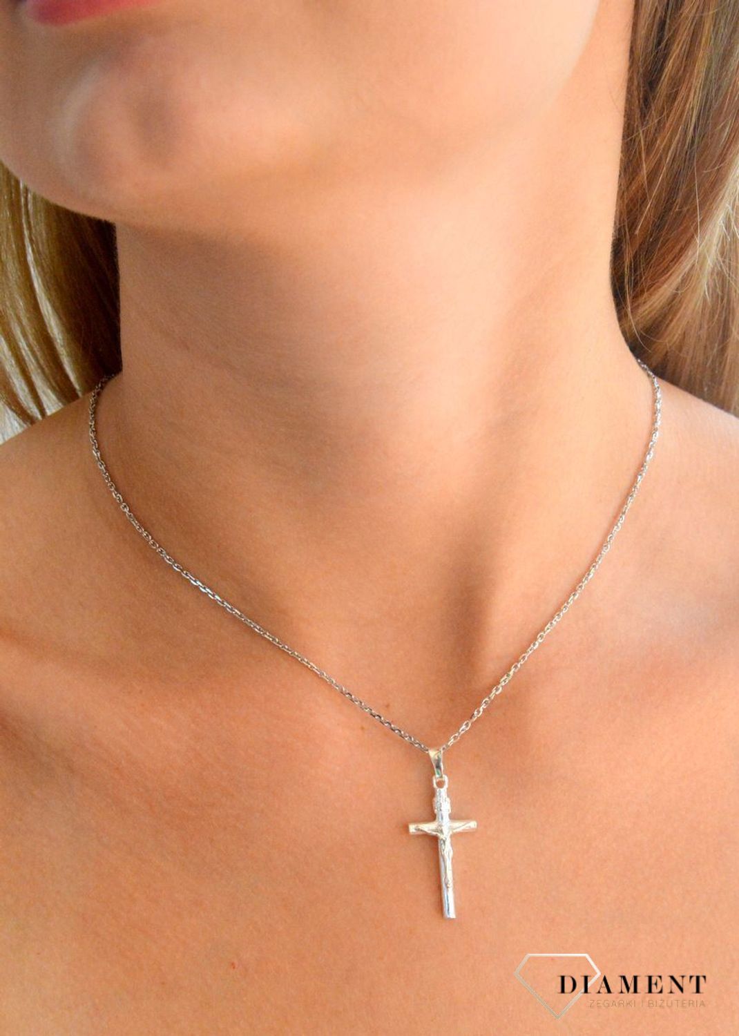 Srebrna zawieszka krzyż z wizerunkiem Jezusa Chrystusa DIA-ZAW-11553-925.  Srebrna zawieszka. Srebrna zawieszka krzyżyk. Srebrny krzyż z Jezusem. Krzyżyk srebrny idealny na prezent..jpg
