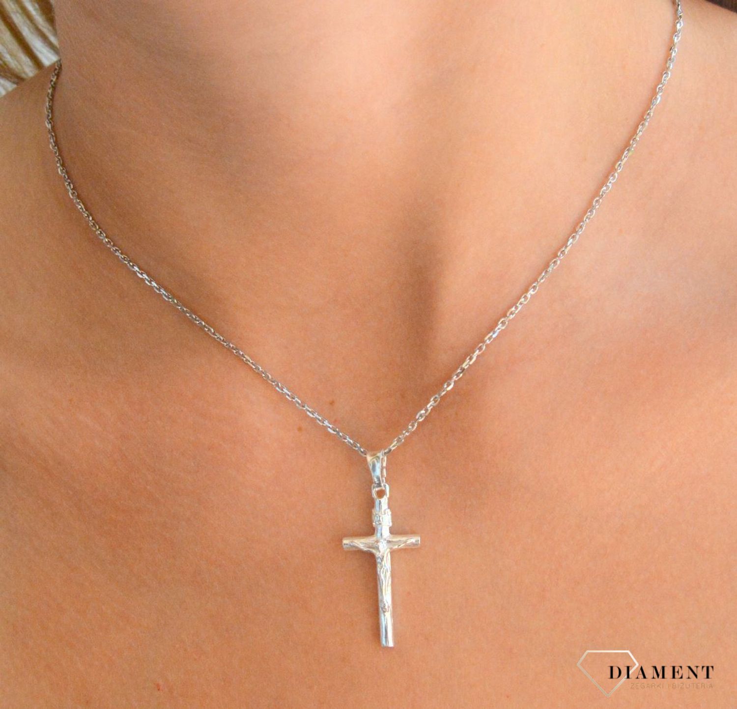 Srebrna zawieszka krzyż z wizerunkiem Jezusa Chrystusa DIA-ZAW-11553-925.  Srebrna zawieszka. Srebrna zawieszka krzyżyk. Srebrny krzyż z Jezusem. Krzyżyk srebrny idealny na prezent..jpg