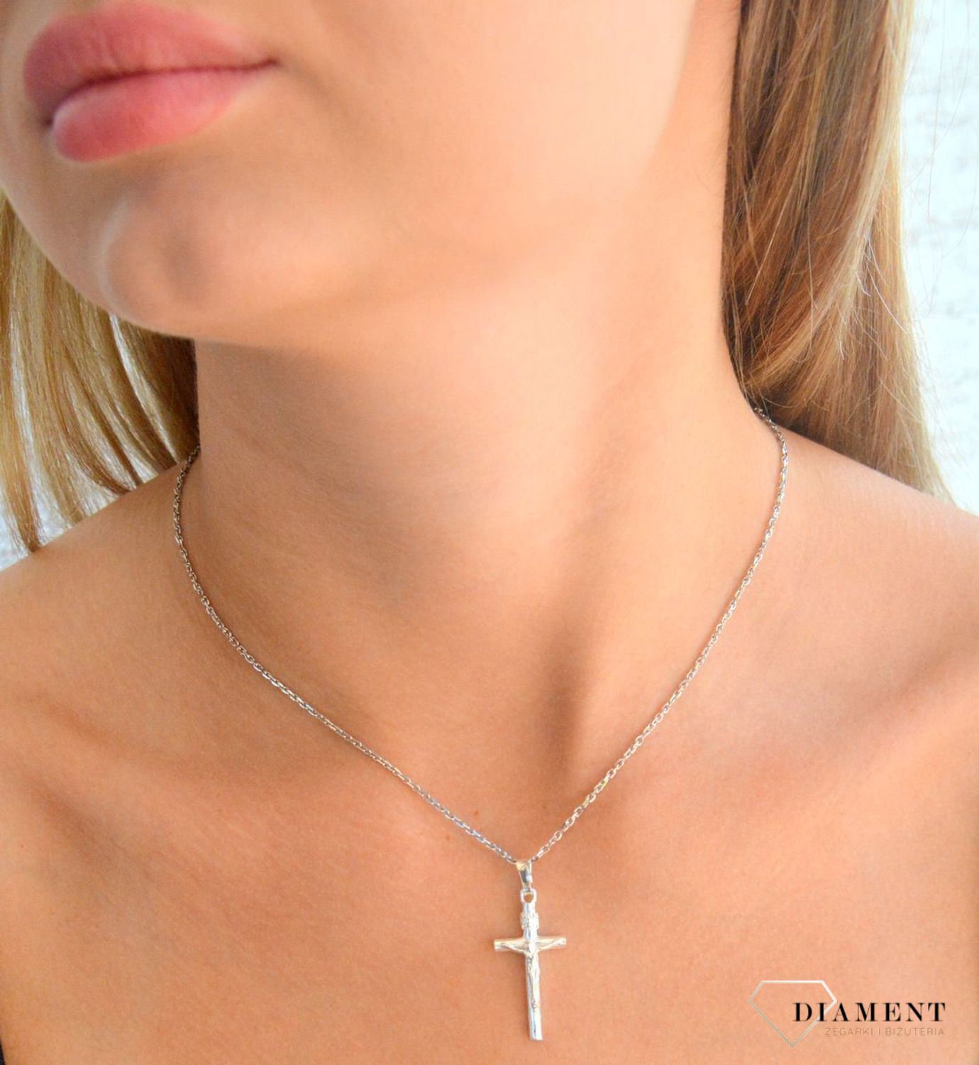 Srebrna zawieszka krzyż z wizerunkiem Jezusa Chrystusa DIA-ZAW-11553-925.  Srebrna zawieszka. Srebrna zawieszka krzyżyk. Srebrny krzyż z Jezusem. Krzyżyk srebrny idealny na prezent..jpg