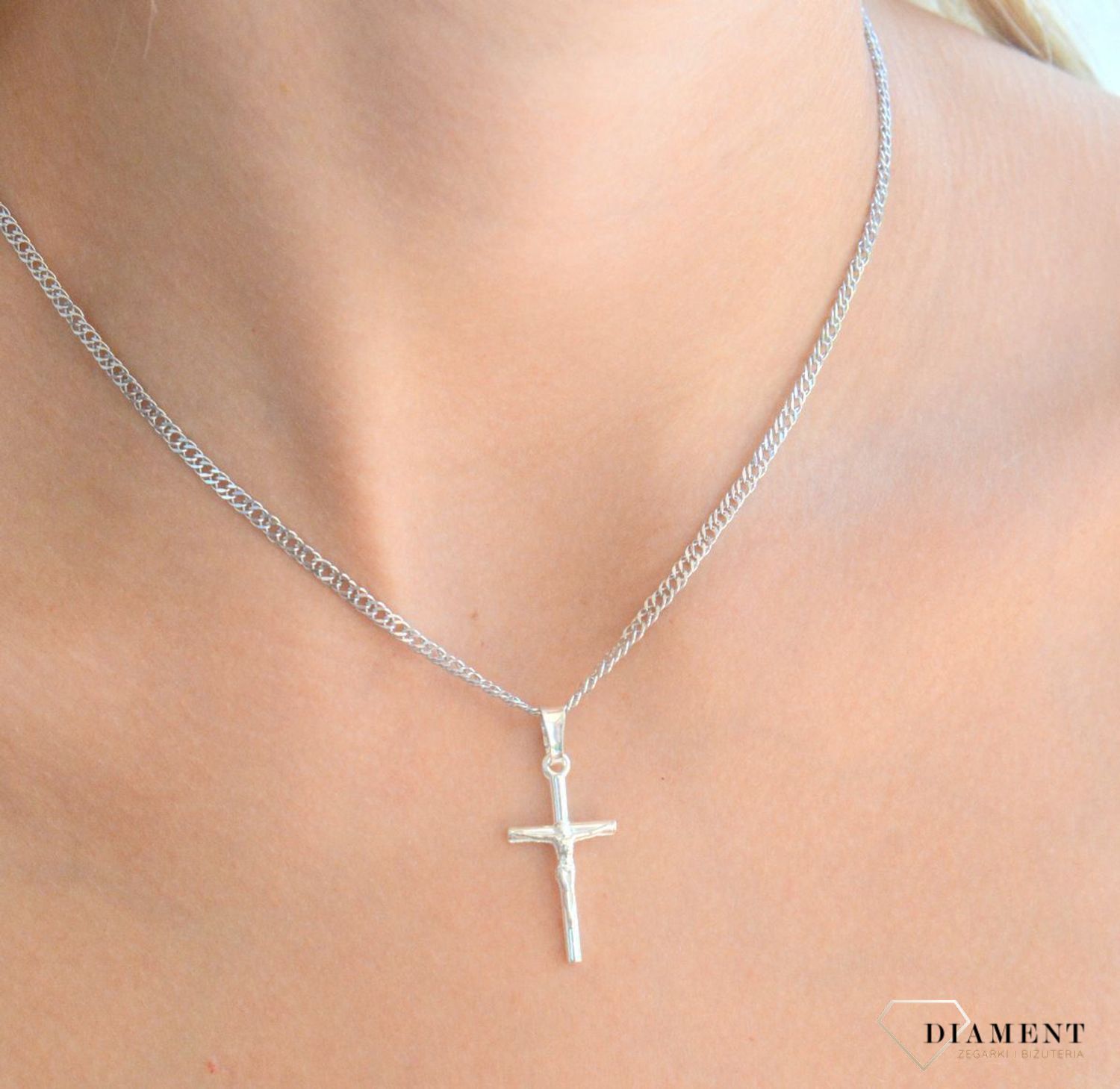 Srebrna zawieszka delikatny krzyż z wizerunkiem Jezusa Chrystusa DIA-ZAW-11554-925.  Srebrna zawieszka. Srebrna zawieszka krzyżyk. Srebrny krzyż z Jezusem. Krzyżyk srebrny idealny na prezent..jpg