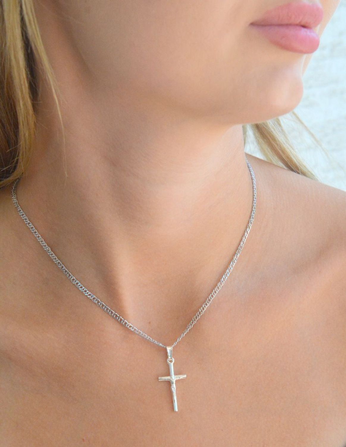 Srebrna zawieszka delikatny krzyż z wizerunkiem Jezusa Chrystusa DIA-ZAW-11554-925.  Srebrna zawieszka. Srebrna zawieszka krzyżyk. Srebrny krzyż z Jezusem. Krzyżyk srebrny idealny na prezent..jpg