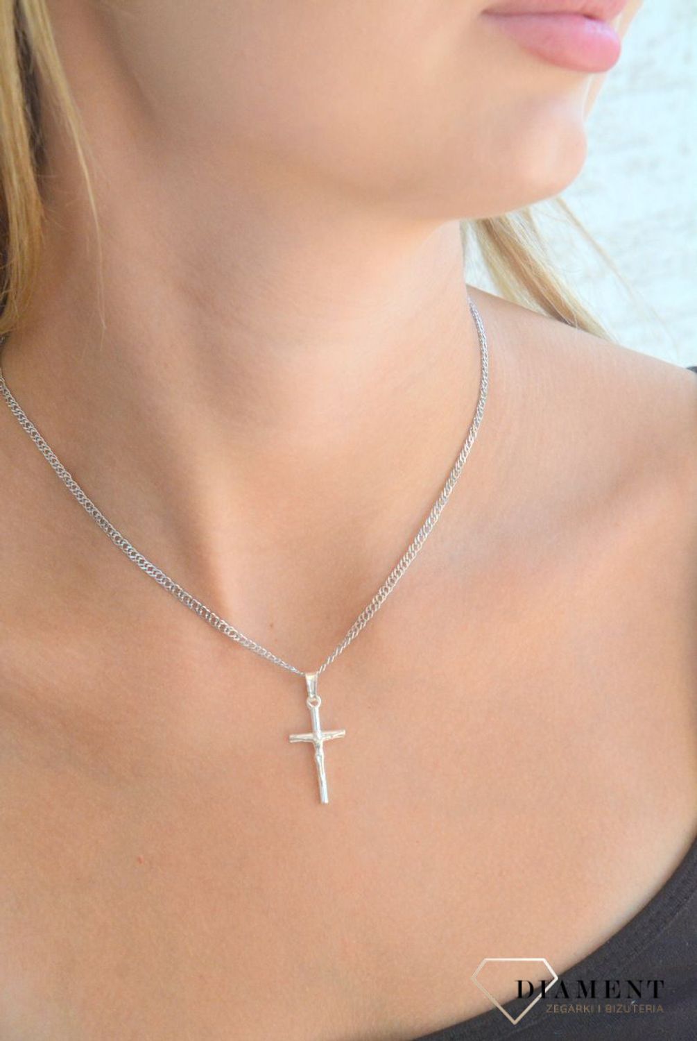 Srebrna zawieszka delikatny krzyż z wizerunkiem Jezusa Chrystusa DIA-ZAW-11554-925.  Srebrna zawieszka. Srebrna zawieszka krzyżyk. Srebrny krzyż z Jezusem. Krzyżyk srebrny idealny na prezent..jpg