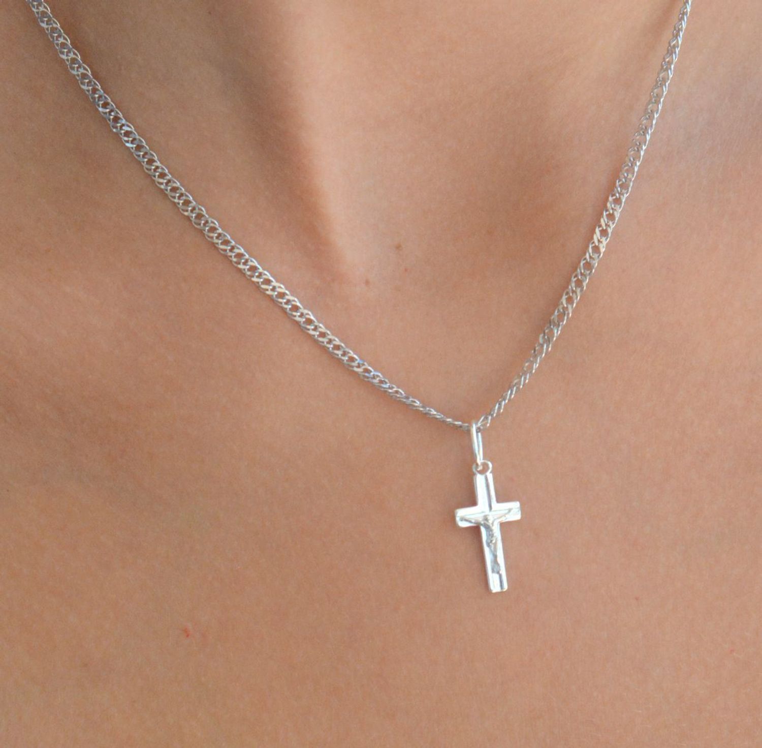 Srebrna zawieszka krzyż z wizerunkiem Jezusa DIA-ZAW-11555R-925. Srebrna zawieszka. Srebrna zawieszka krzyżyk. Srebrny krzyż z Jezusem. Krzyżyk srebrny idealny na prezent..jpg