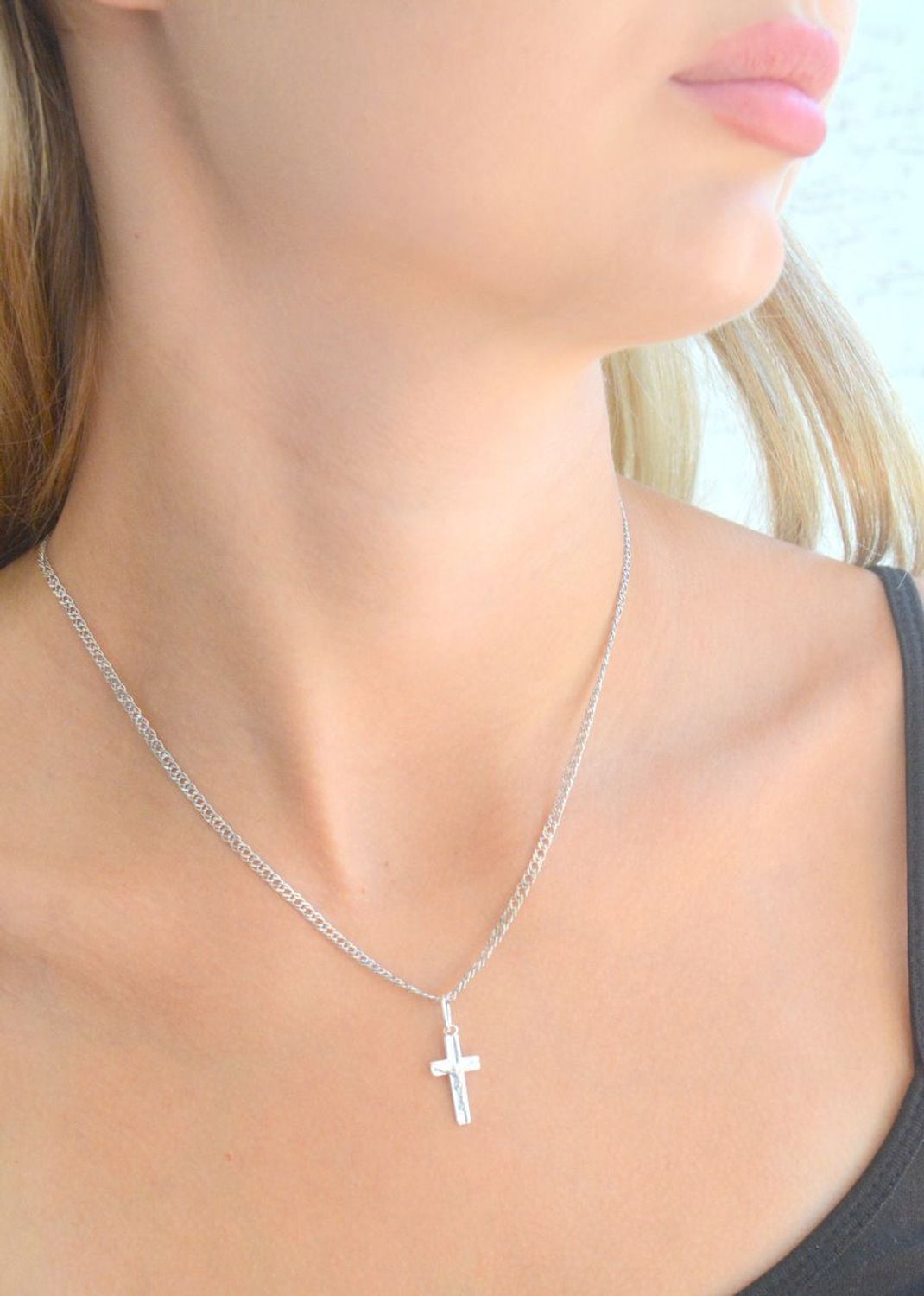 Srebrna zawieszka krzyż z wizerunkiem Jezusa DIA-ZAW-11555R-925. Srebrna zawieszka. Srebrna zawieszka krzyżyk. Srebrny krzyż z Jezusem. Krzyżyk srebrny idealny na prezent..jpg