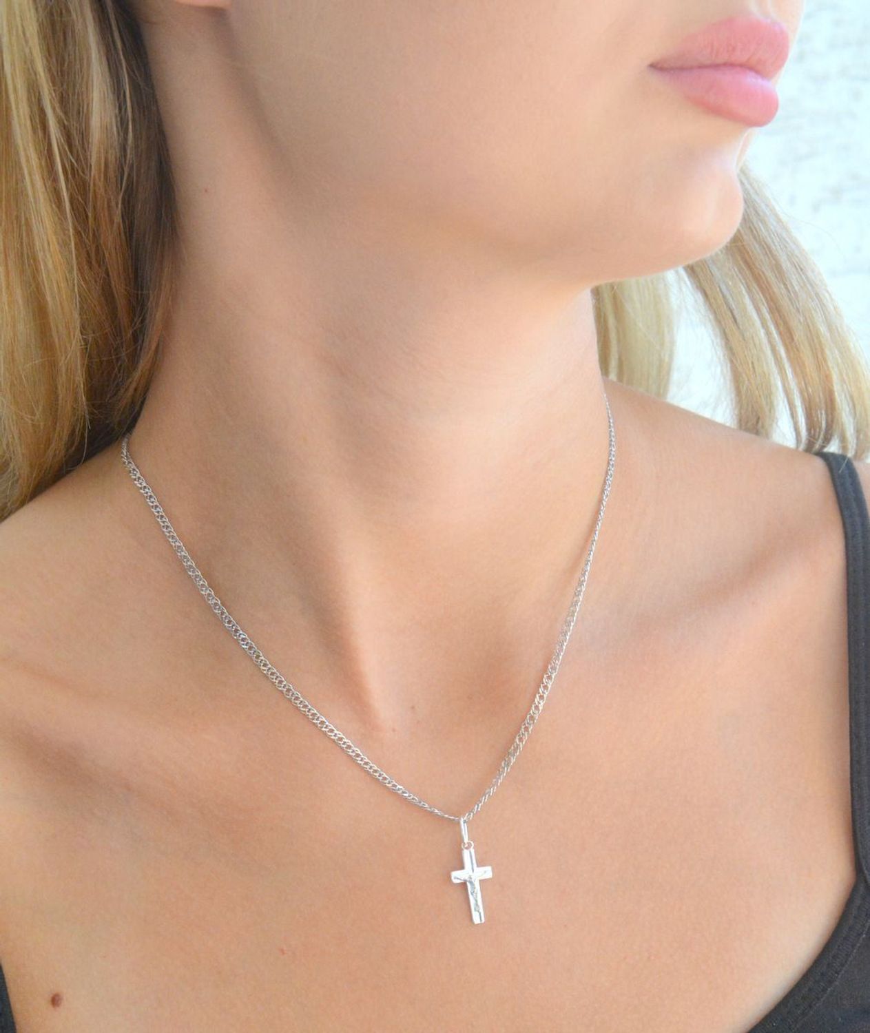 Srebrna zawieszka krzyż z wizerunkiem Jezusa DIA-ZAW-11555R-925. Srebrna zawieszka. Srebrna zawieszka krzyżyk. Srebrny krzyż z Jezusem. Krzyżyk srebrny idealny na prezent..jpg