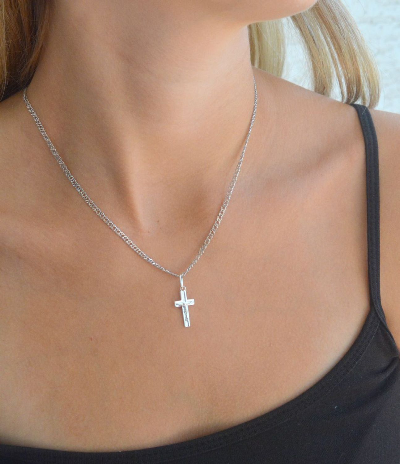 Srebrna zawieszka krzyż z wizerunkiem Jezusa DIA-ZAW-11555R-925. Srebrna zawieszka. Srebrna zawieszka krzyżyk. Srebrny krzyż z Jezusem. Krzyżyk srebrny idealny na prezent..jpg