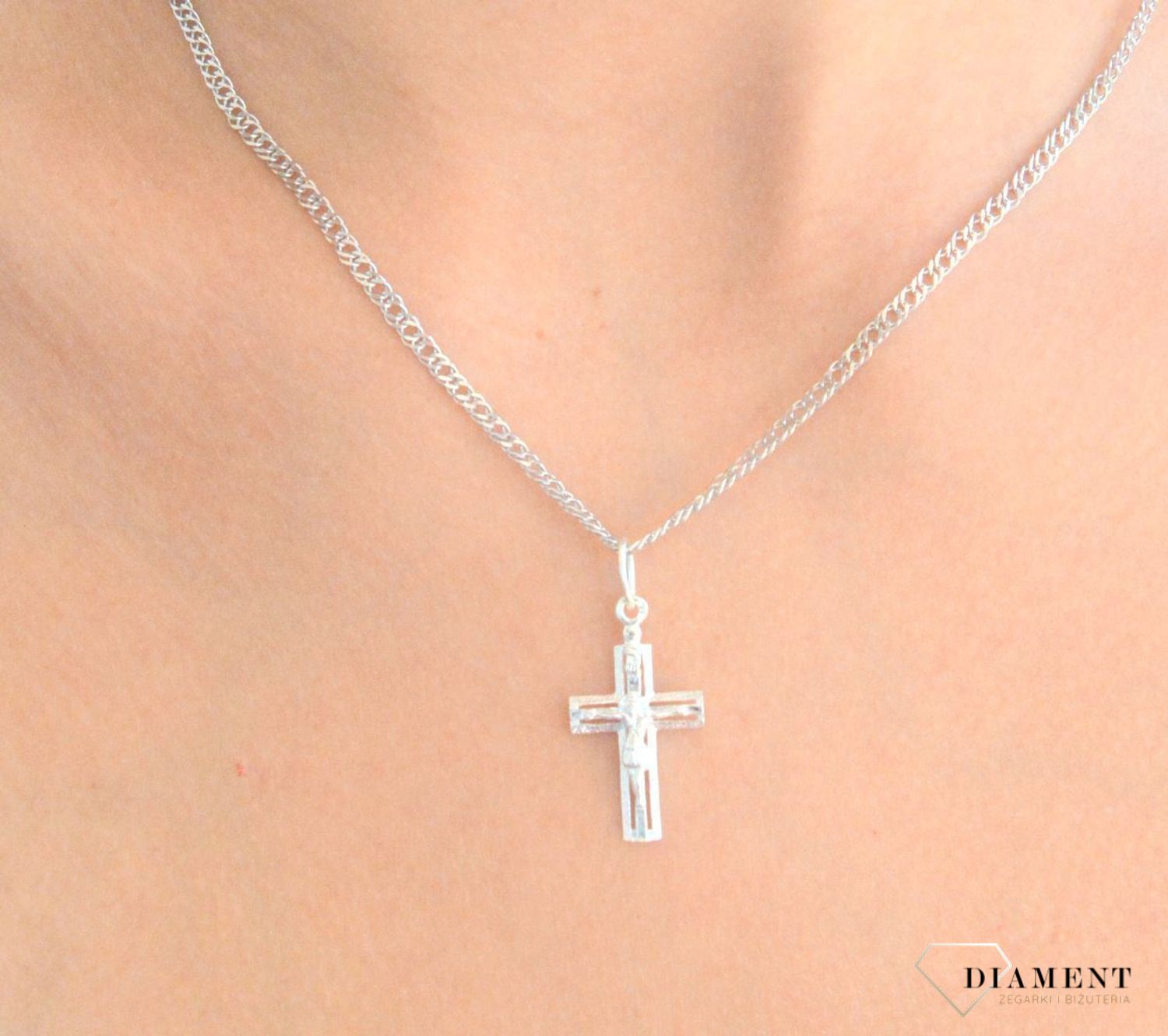 Srebrna zawieszka krzyż z wizerunkiem Jezusa DIA-ZAW-11556-925.  Srebrna zawieszka. Srebrna zawieszka krzyżyk. Srebrny krzyż z Jezusem. Krzyżyk srebrny idealny na prezent..jpg