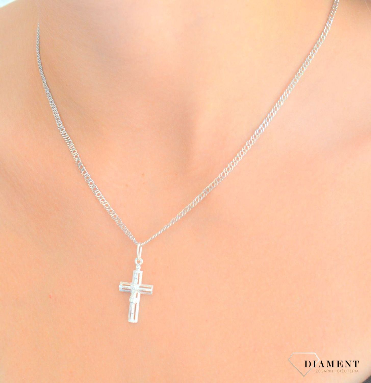 Srebrna zawieszka krzyż z wizerunkiem Jezusa DIA-ZAW-11556-925.  Srebrna zawieszka. Srebrna zawieszka krzyżyk. Srebrny krzyż z Jezusem. Krzyżyk srebrny idealny na prezent..jpg