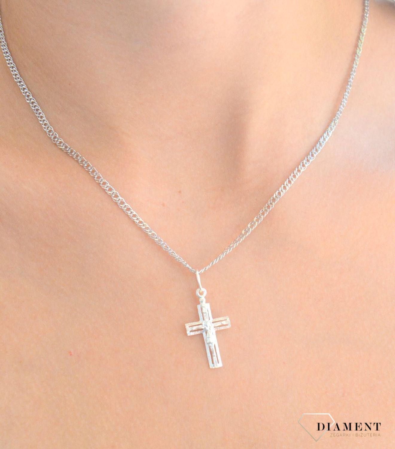 Srebrna zawieszka krzyż z wizerunkiem Jezusa DIA-ZAW-11556-925.  Srebrna zawieszka. Srebrna zawieszka krzyżyk. Srebrny krzyż z Jezusem. Krzyżyk srebrny idealny na prezent..jpg