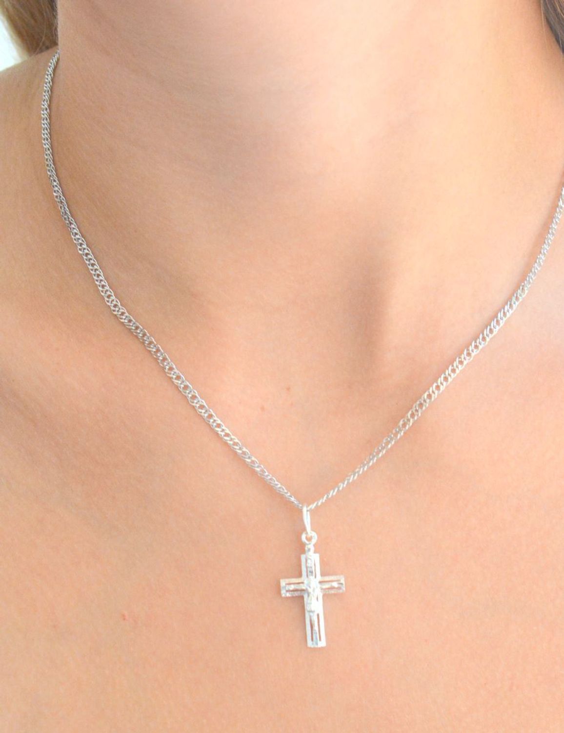 Srebrna zawieszka krzyż z wizerunkiem Jezusa DIA-ZAW-11556-925.  Srebrna zawieszka. Srebrna zawieszka krzyżyk. Srebrny krzyż z Jezusem. Krzyżyk srebrny idealny na prezent..jpg