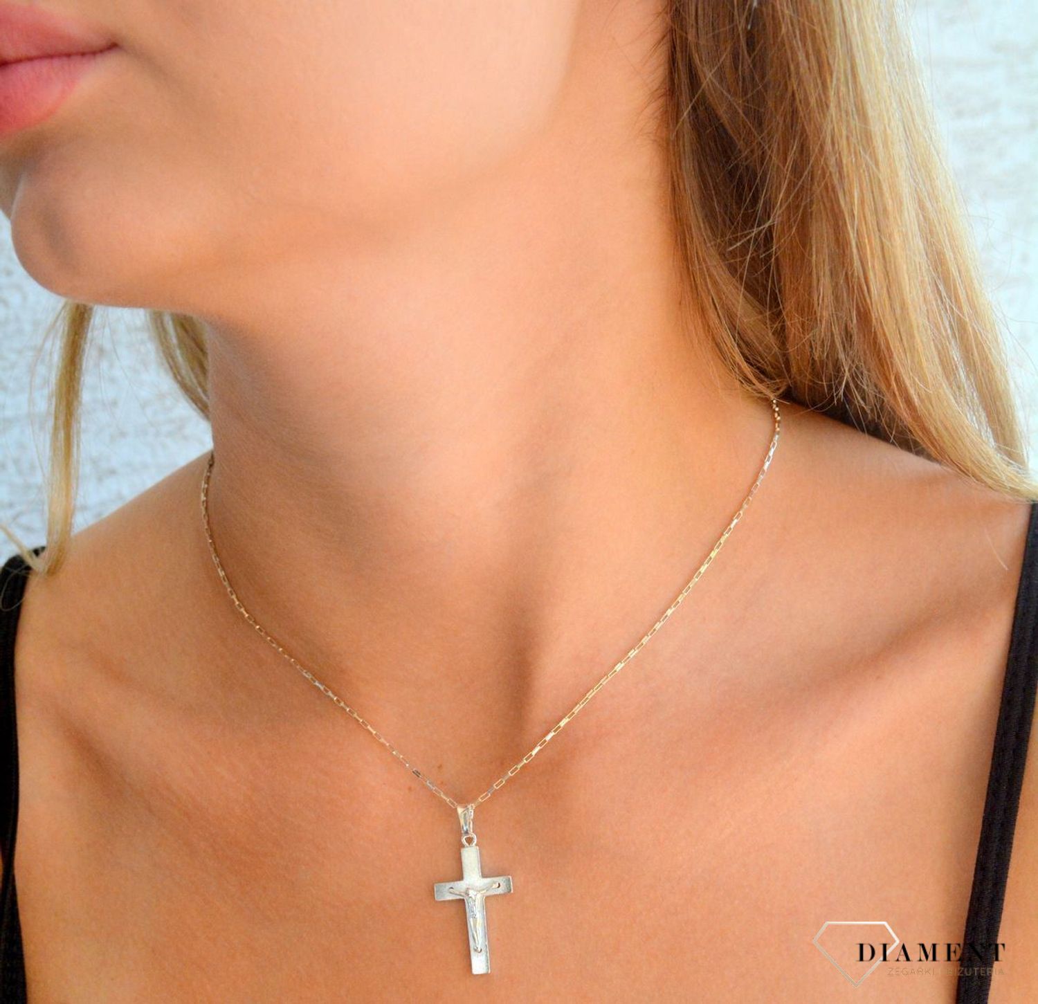 Srebrna zawieszka prosty krzyż z wizerunkiem Jezusa Chrystusa DIA-ZAW-11557-925.  Srebrna zawieszka. Srebrna zawieszka krzyżyk. Srebrny krzyż z Jezusem. Krzyżyk srebrny idealny na prezent..jpg