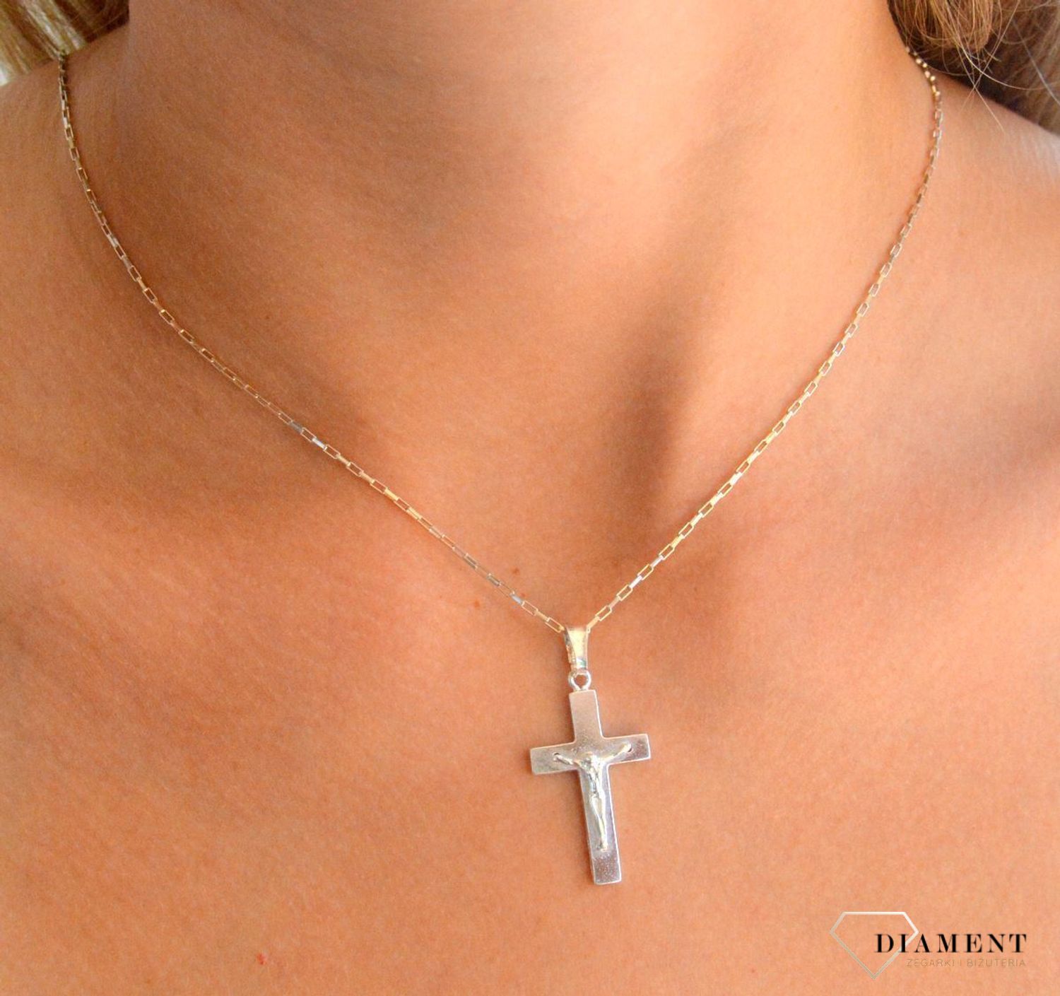 Srebrna zawieszka prosty krzyż z wizerunkiem Jezusa Chrystusa DIA-ZAW-11557-925.  Srebrna zawieszka. Srebrna zawieszka krzyżyk. Srebrny krzyż z Jezusem. Krzyżyk srebrny idealny na prezent..jpg