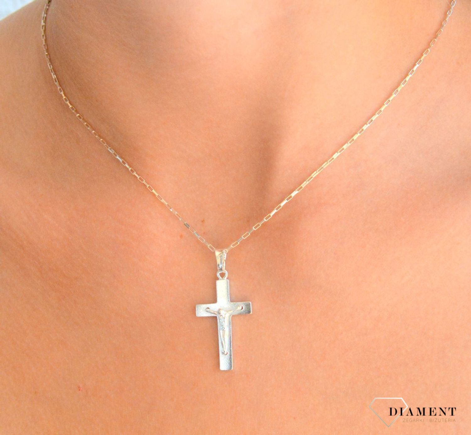 Srebrna zawieszka prosty krzyż z wizerunkiem Jezusa Chrystusa DIA-ZAW-11557-925.  Srebrna zawieszka. Srebrna zawieszka krzyżyk. Srebrny krzyż z Jezusem. Krzyżyk srebrny idealny na prezent..jpg