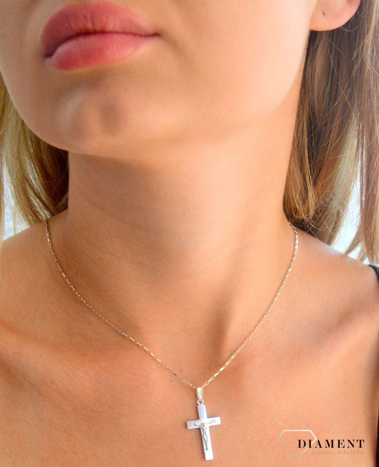 Srebrna zawieszka prosty krzyż z wizerunkiem Jezusa Chrystusa DIA-ZAW-11557-925.  Srebrna zawieszka. Srebrna zawieszka krzyżyk. Srebrny krzyż z Jezusem. Krzyżyk srebrny idealny na prezent..jpg